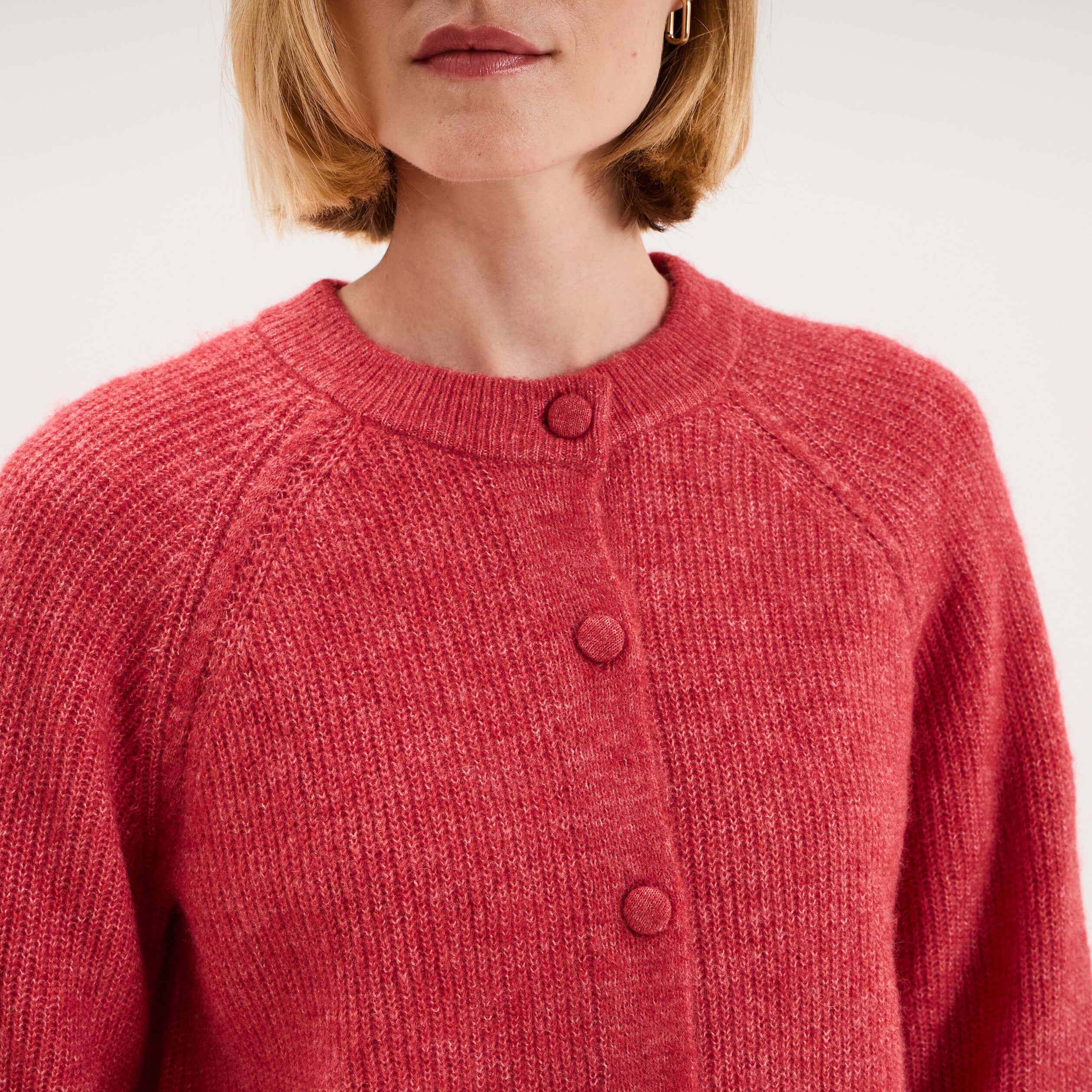 Gilet cardigan col rond boutonn&eacute; rose cerise femme