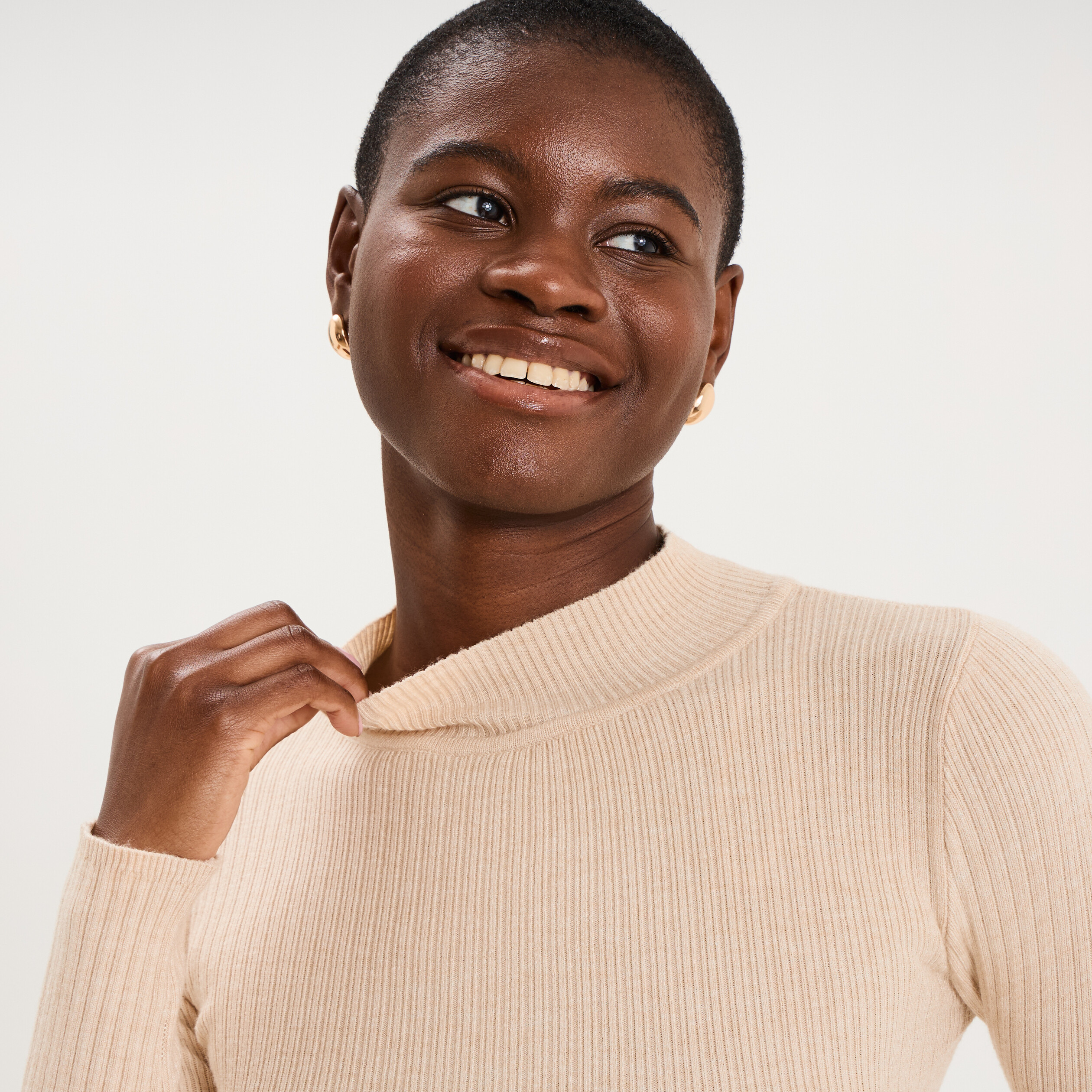 Pull ajust&eacute; c&ocirc;tel&eacute; col montant beige femme