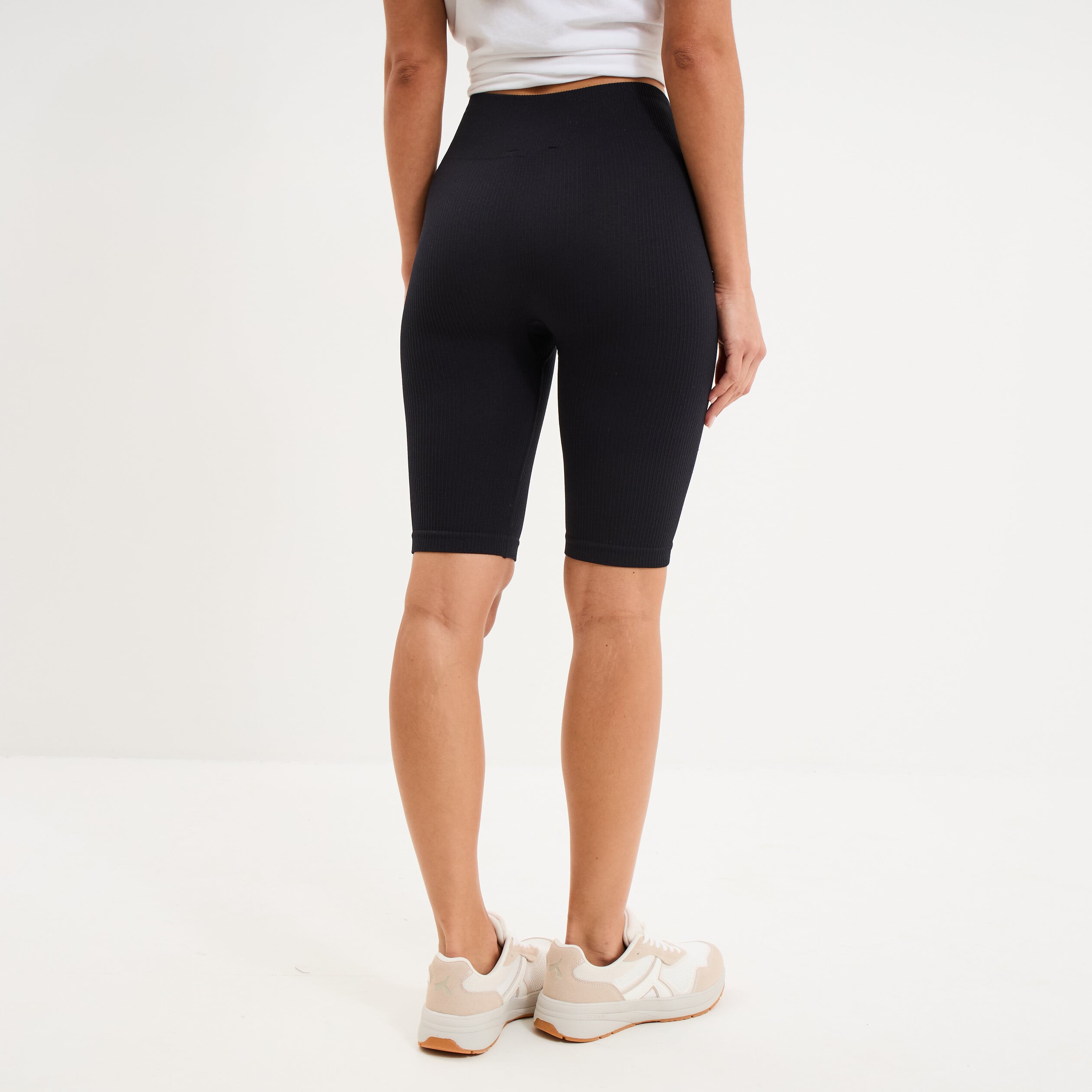Short cycliste de sport c&ocirc;tel&eacute; stretch noir femme