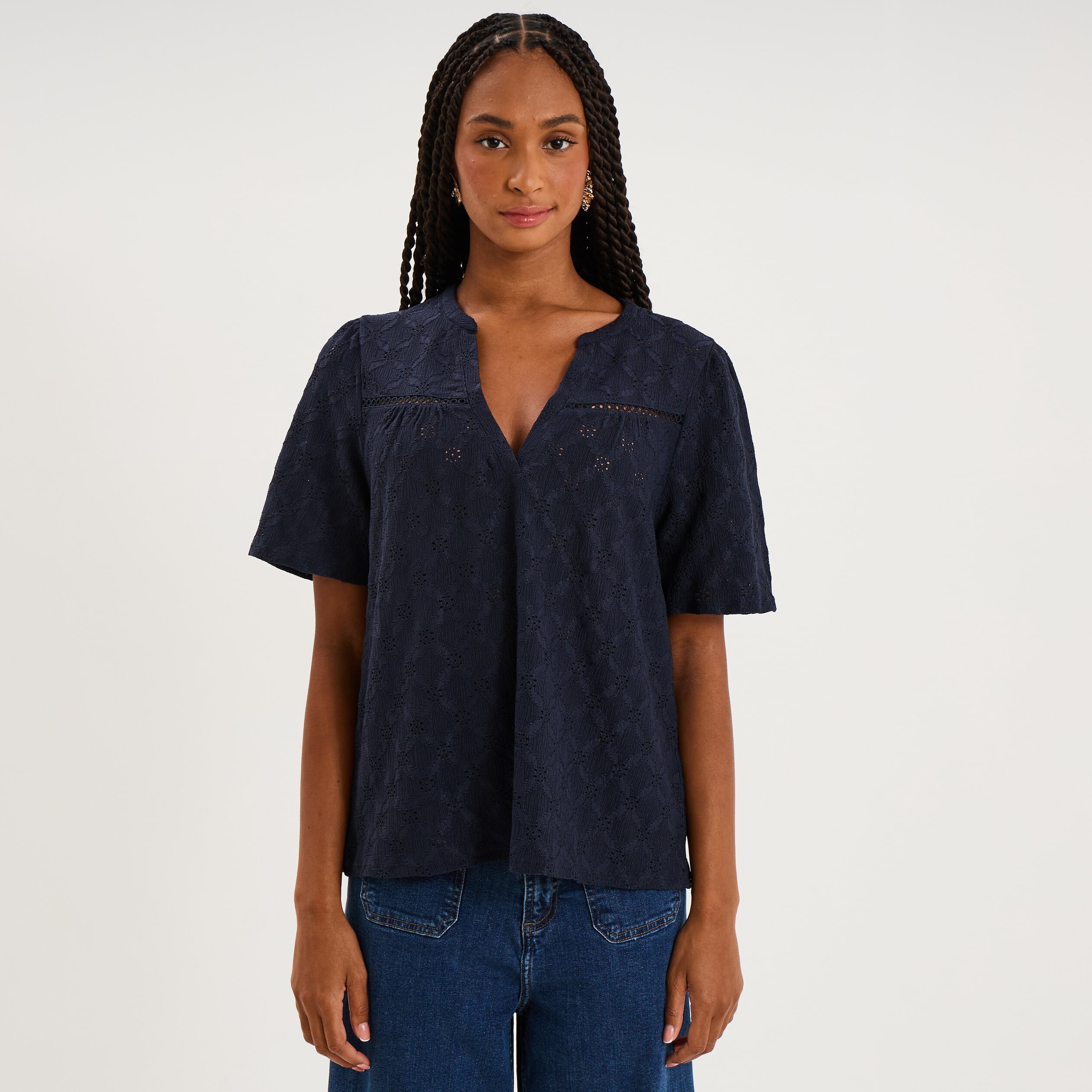 Blouse broderie anglaise manches courtes bleu fonc&eacute; femme