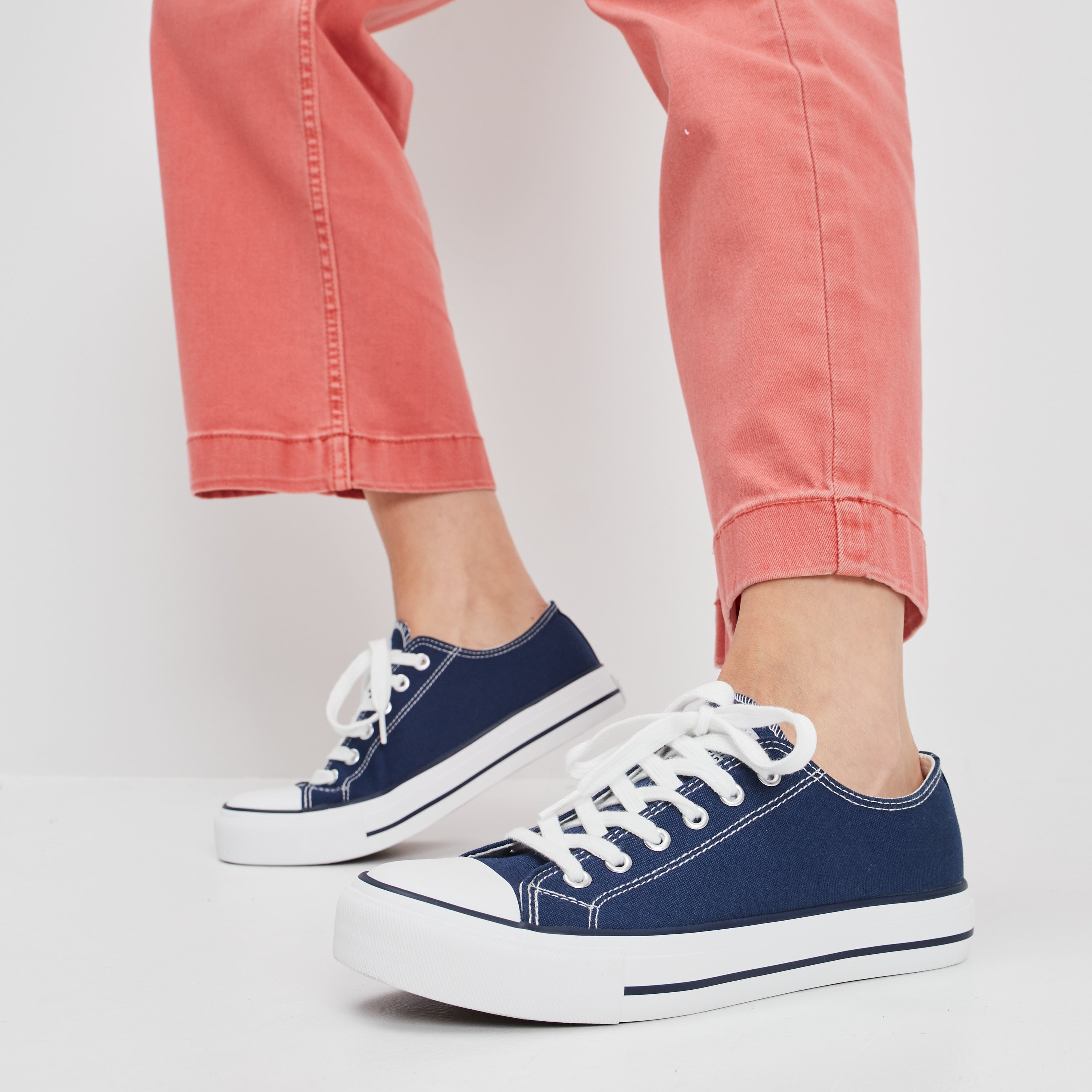 Tennis en toile &agrave; lacets bleu marine femme