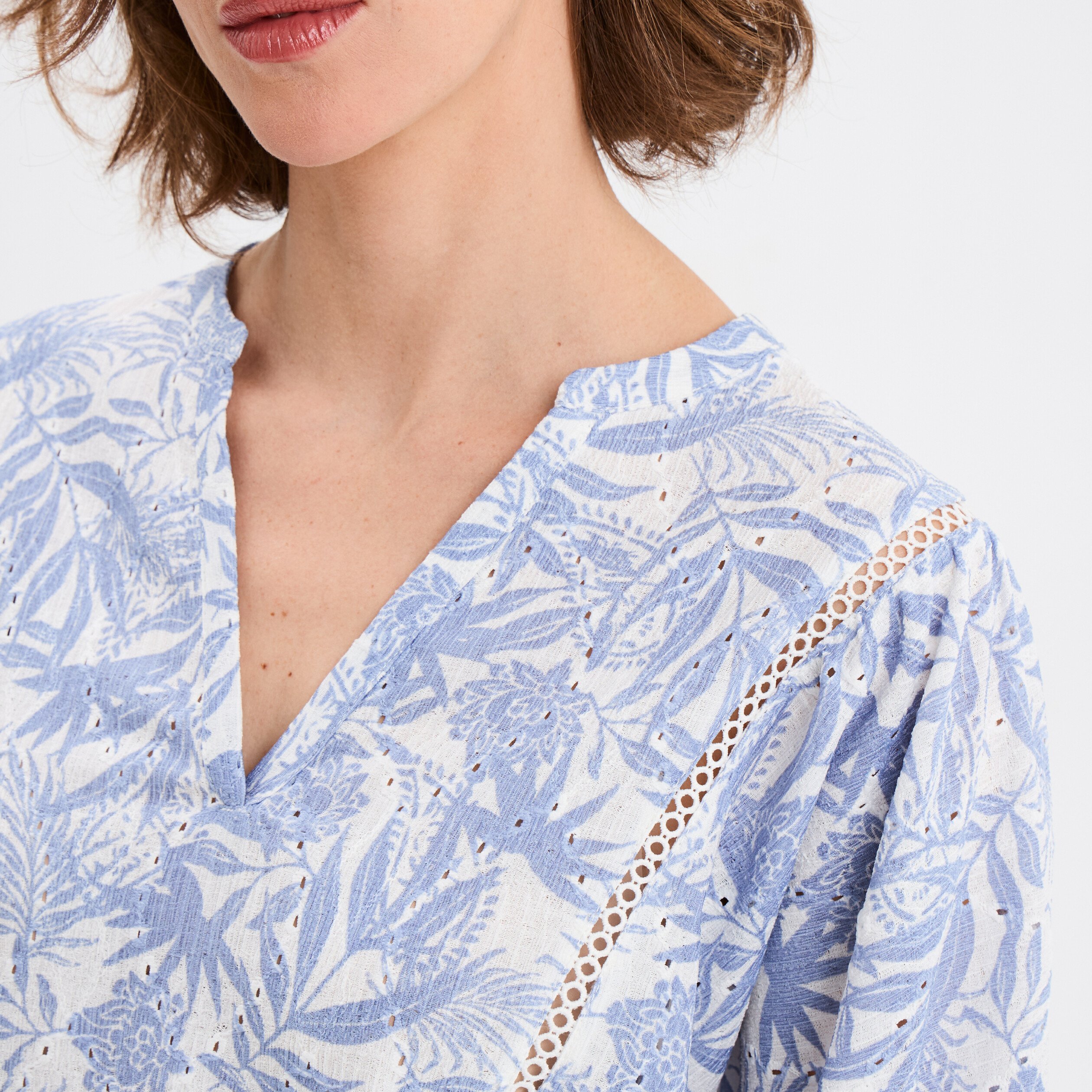 t shirt ajoure manches 34 col en v bleu lavande femme T-shirt ajouré manches 3/4 col en V bleu lavande femme