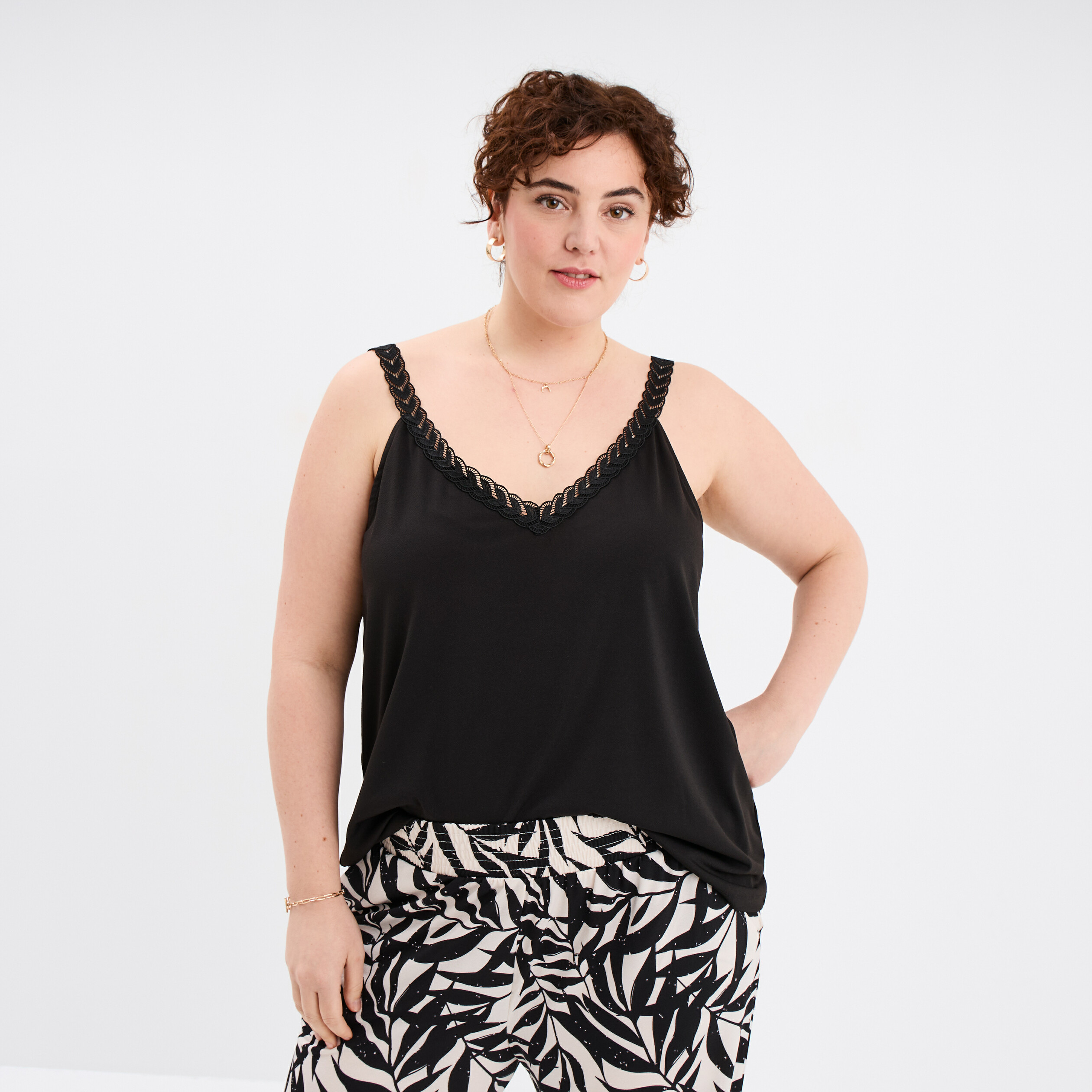debardeur col v bretelle macramee noir femmegt Débardeur col V bretelle macramée noir femme grande taille