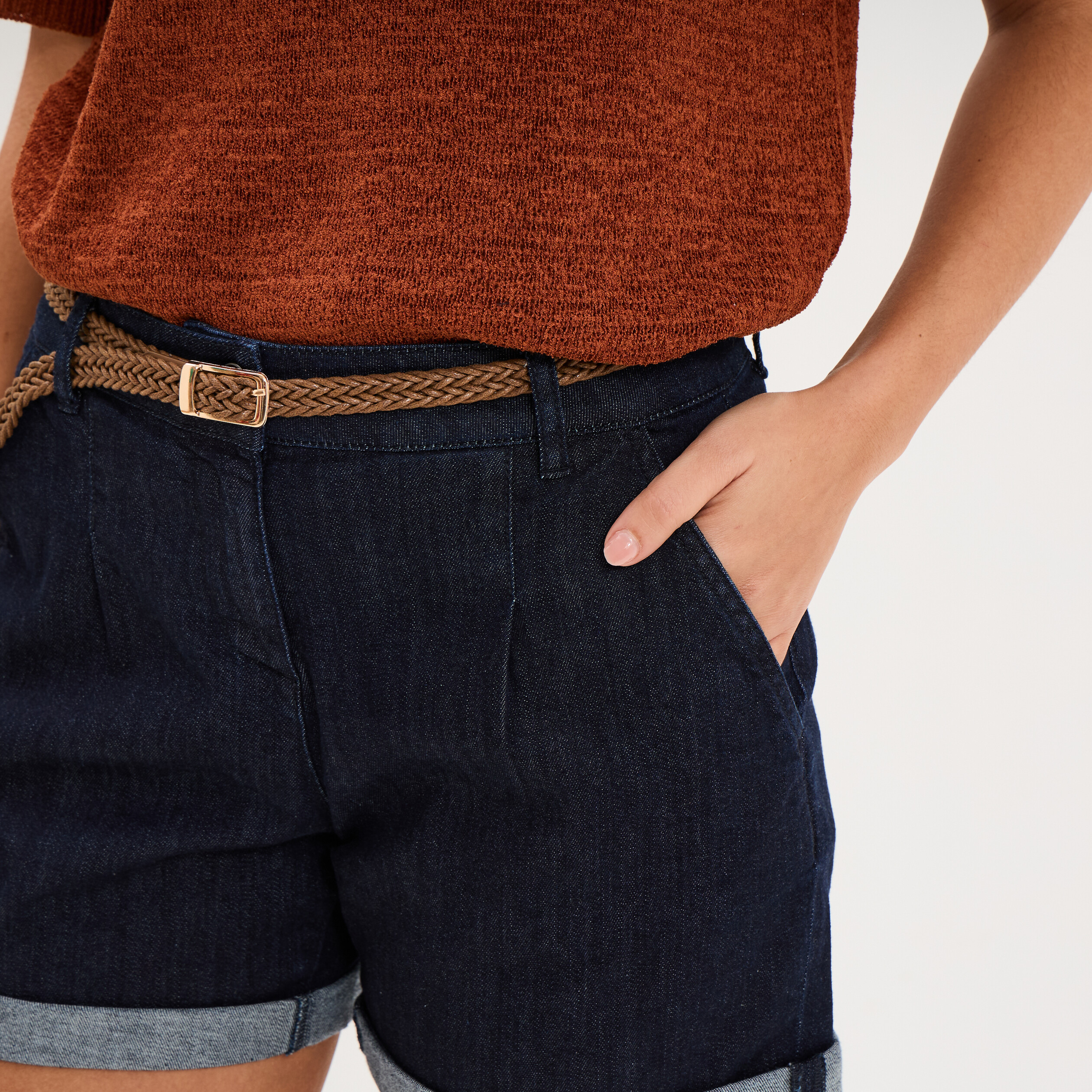 Short chino mom en jean ceintur&eacute; denim brut femme