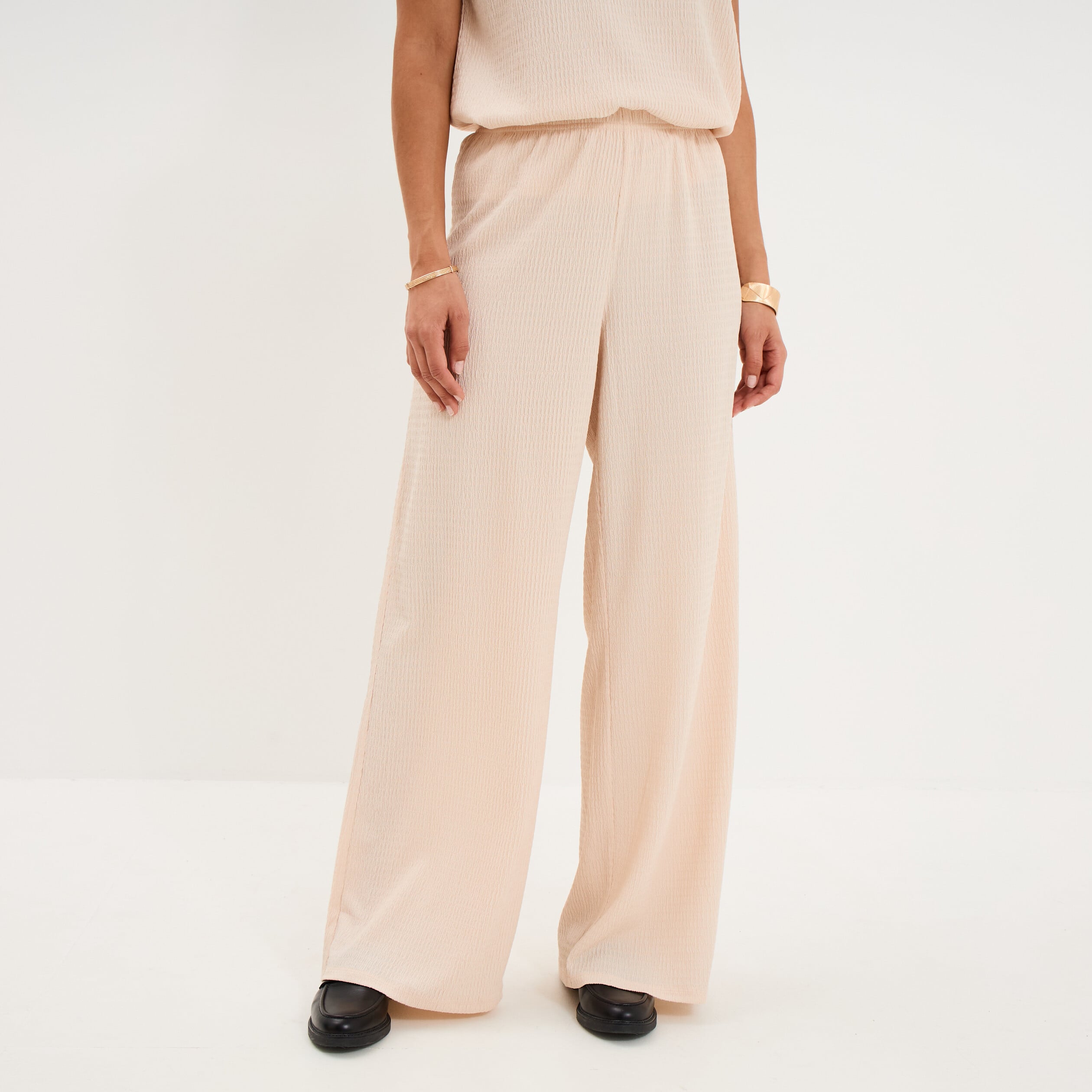 Pantalon effet gaufr&eacute; fluide beige femme