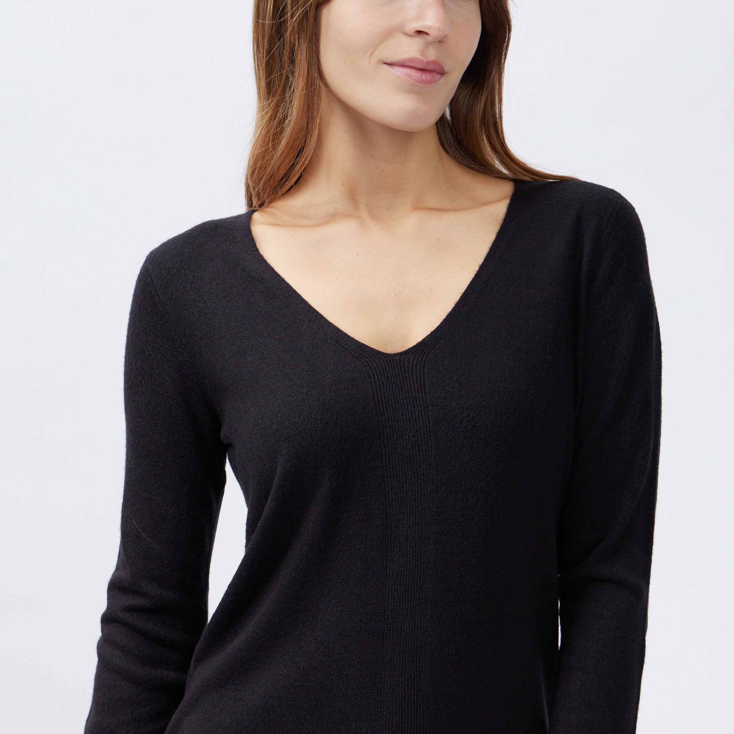 Pull col V manches longues noir femme