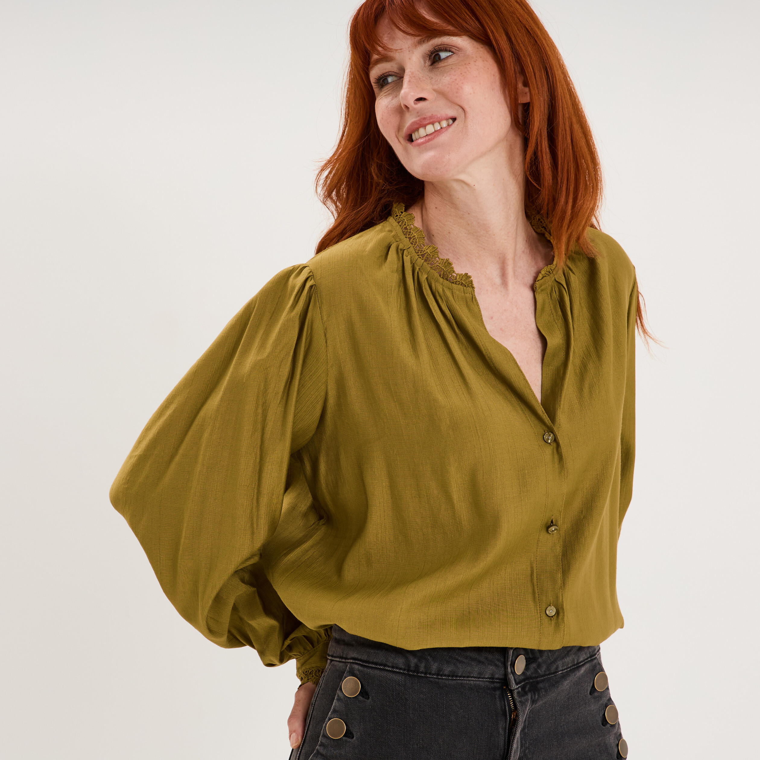 Blouse manches longues col dentelle vert olive femme
