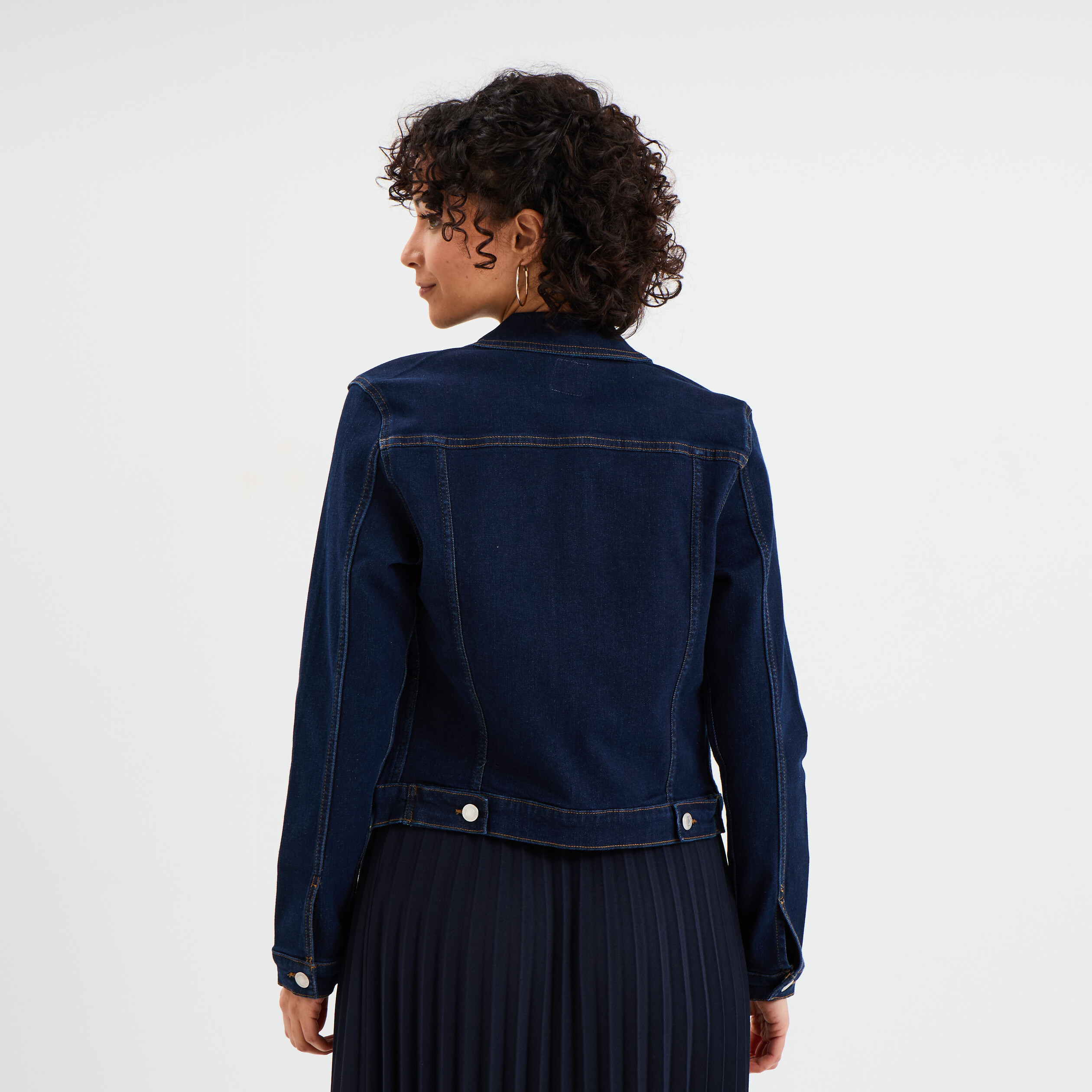 Veste en jean ajust&eacute;e boutonn&eacute;e denim brut femme
