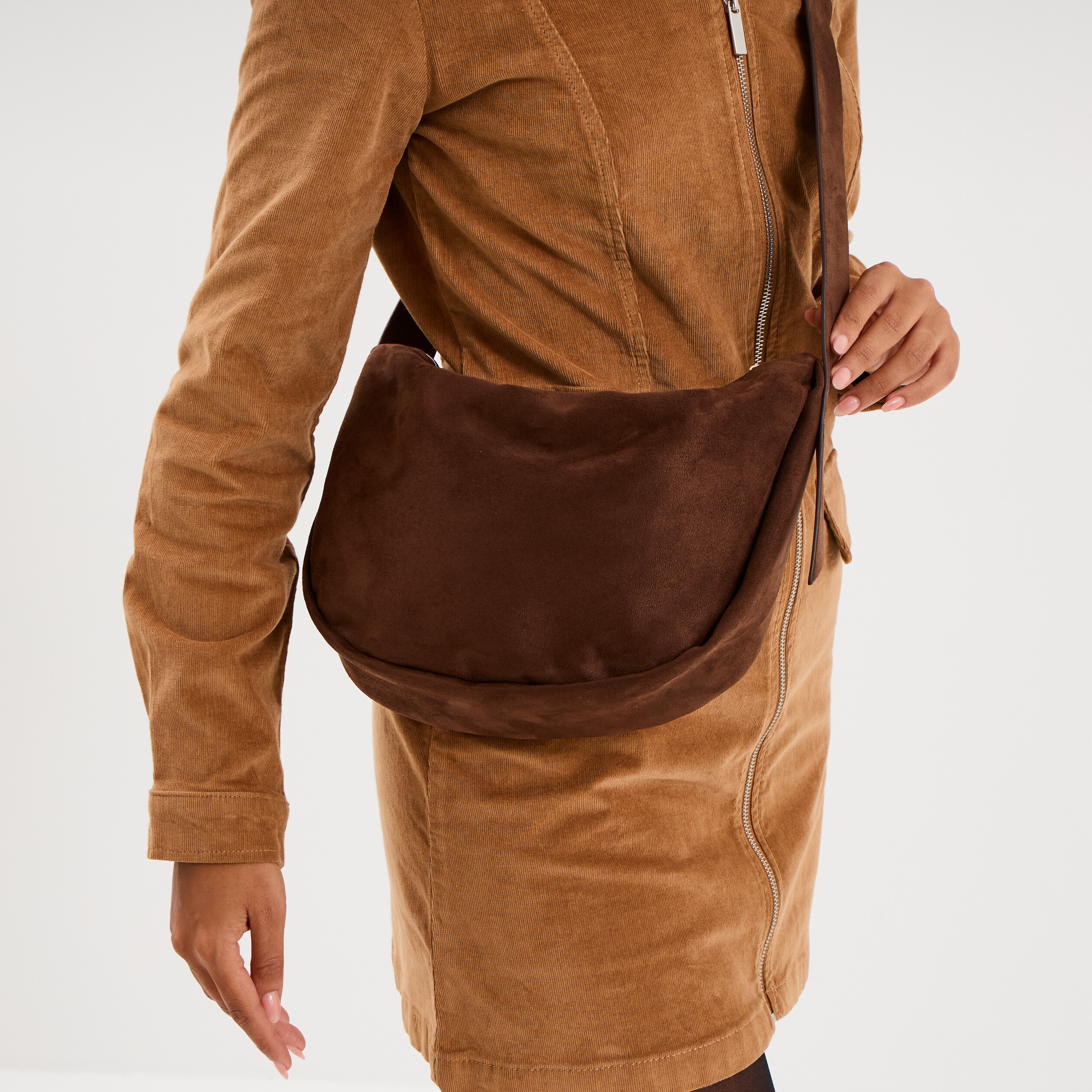 Sac banane effet su&eacute;dine marron fonc&eacute; femme