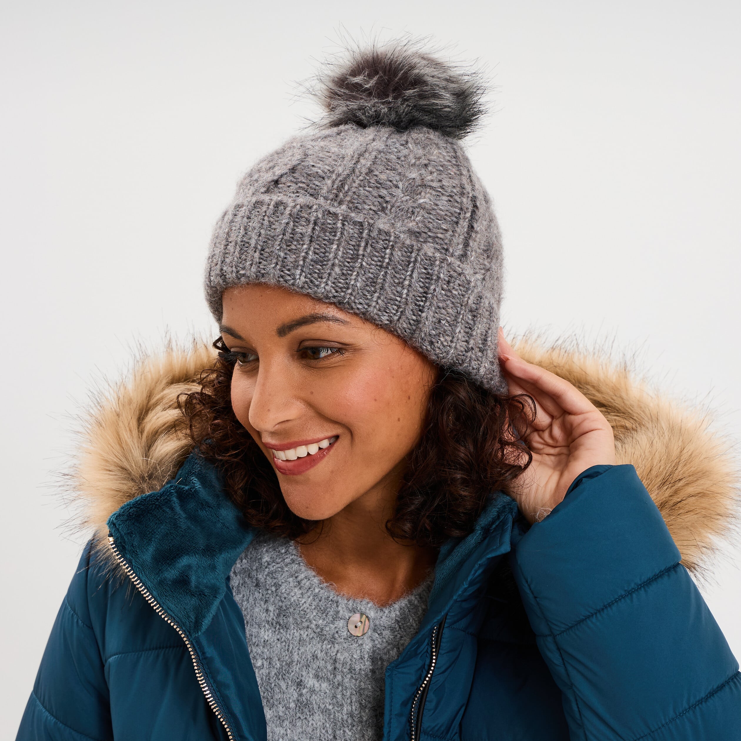 Bonnet &agrave; torsades et pompon gris fonc&eacute; femme