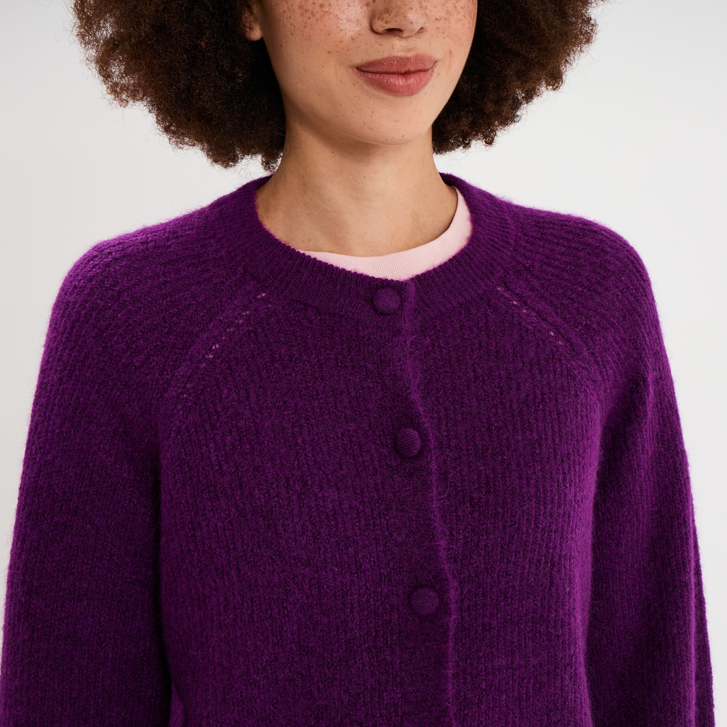 Gilet cardigan col rond boutonn&eacute; violet fonc&eacute; femme