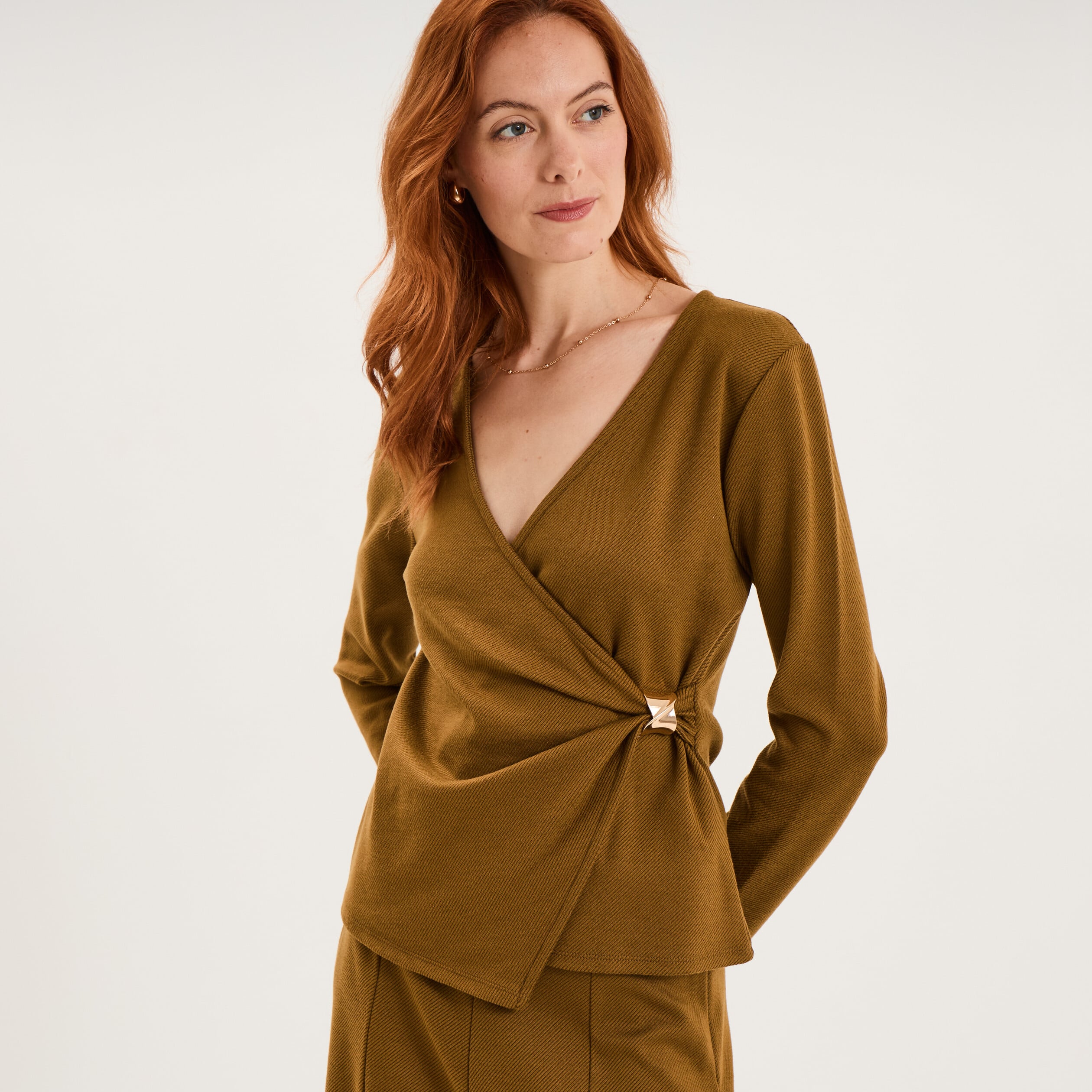 T-shirt ajust&eacute; col cache-coeur vert olive femme