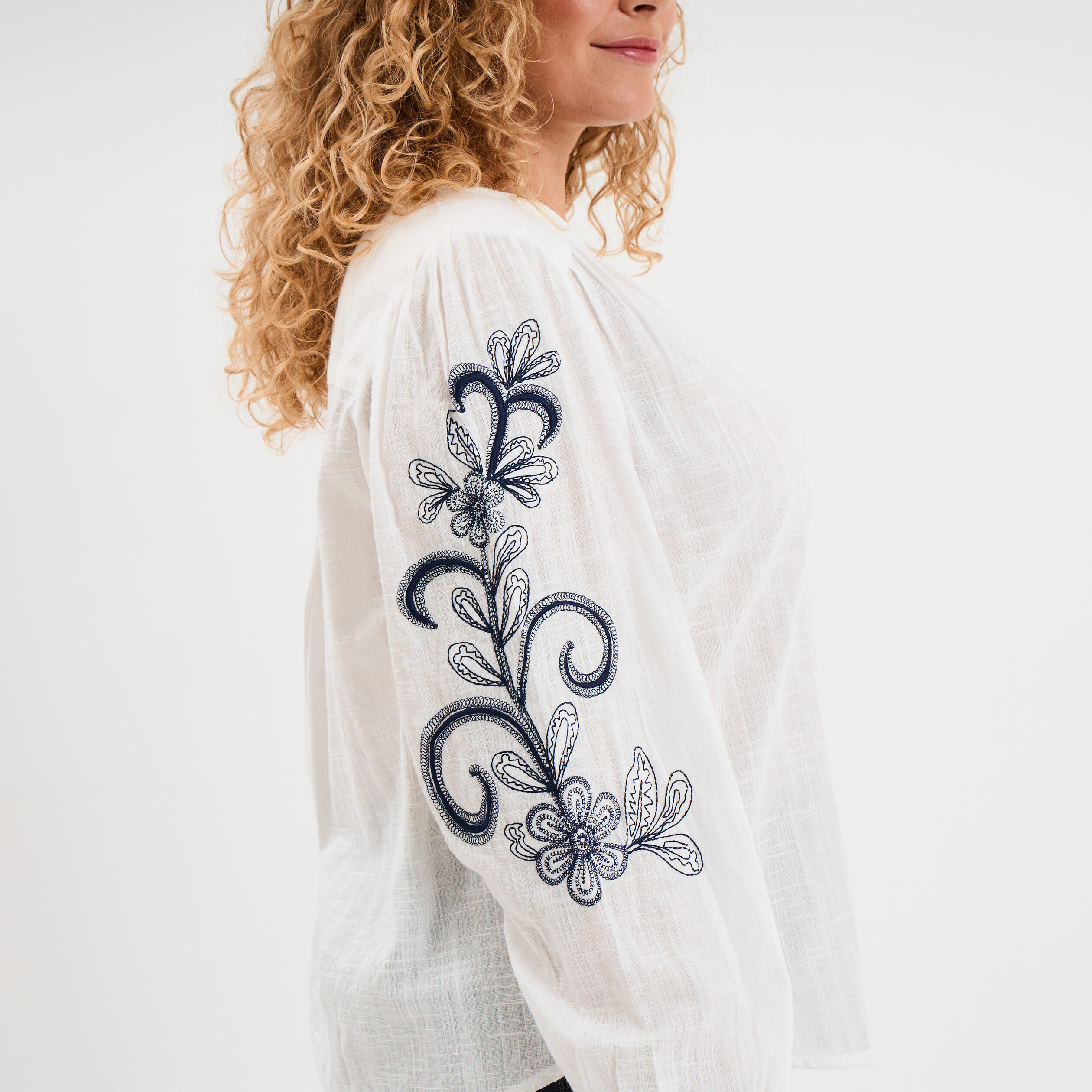 Blouse manches brod&eacute;es col tunisien blanc femme grande taille