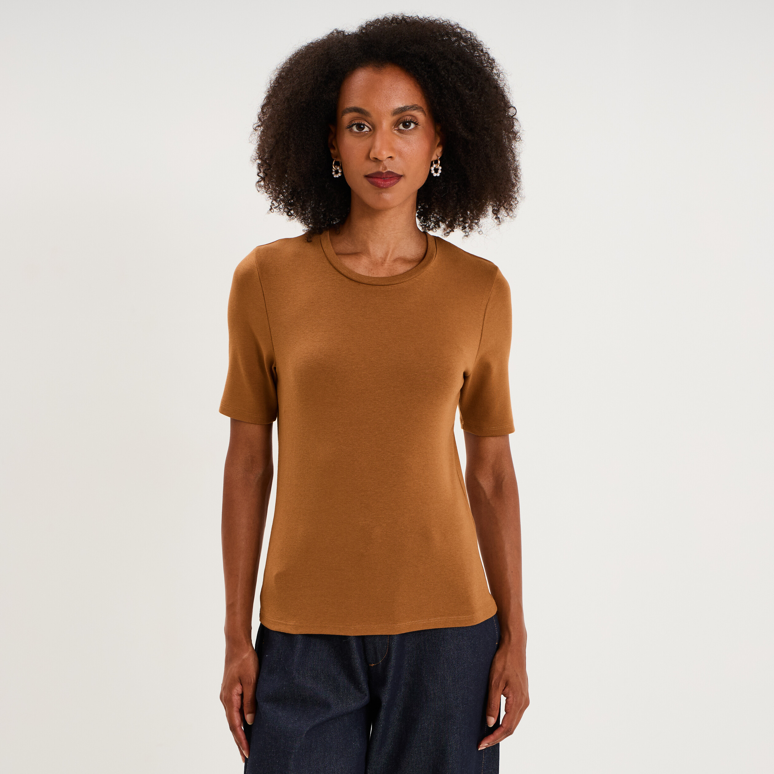 T-shirt col rond manches courtes ajust&eacute; marron clair femme
