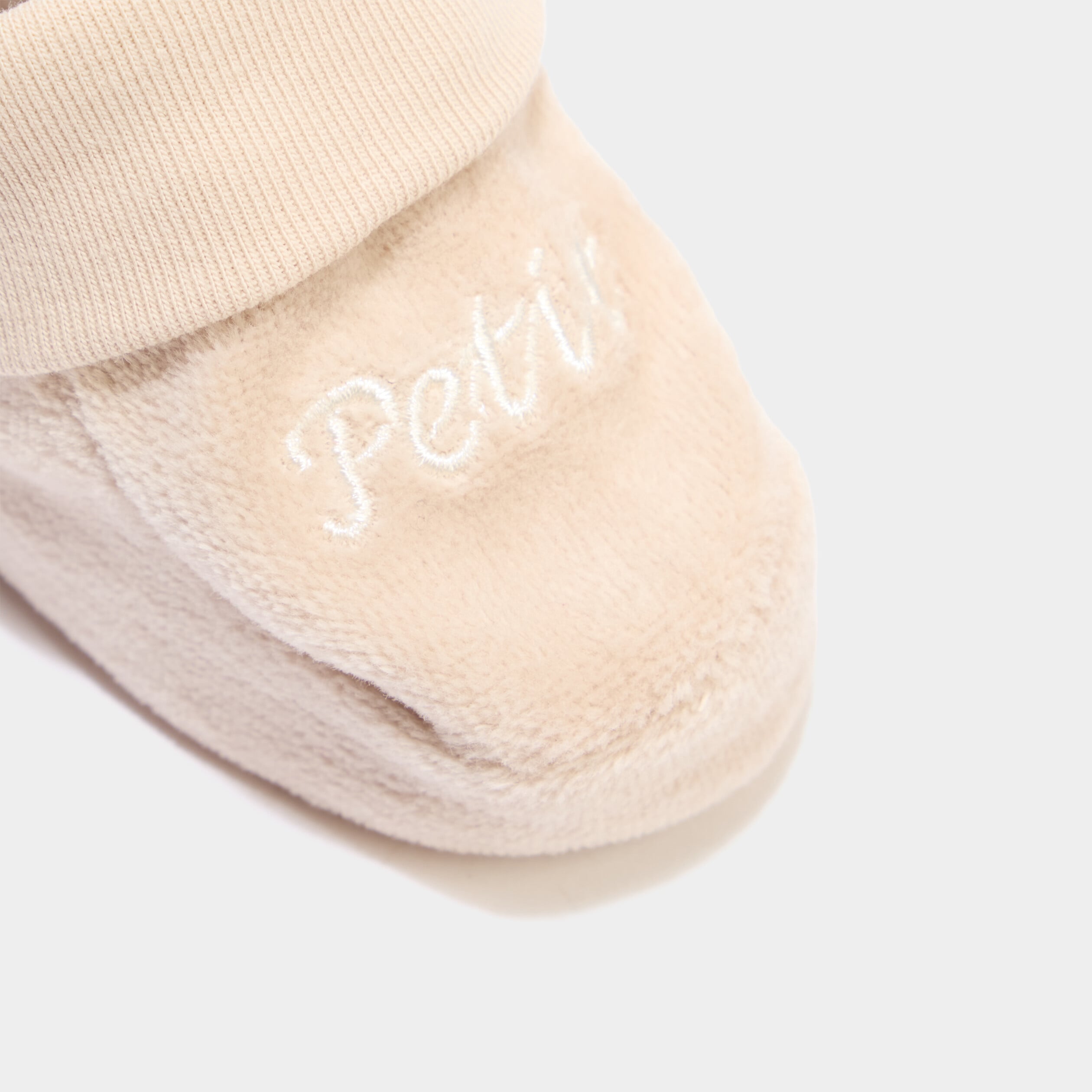 Chaussettes de naissance brod&eacute;es taupe b&eacute;b&eacute;