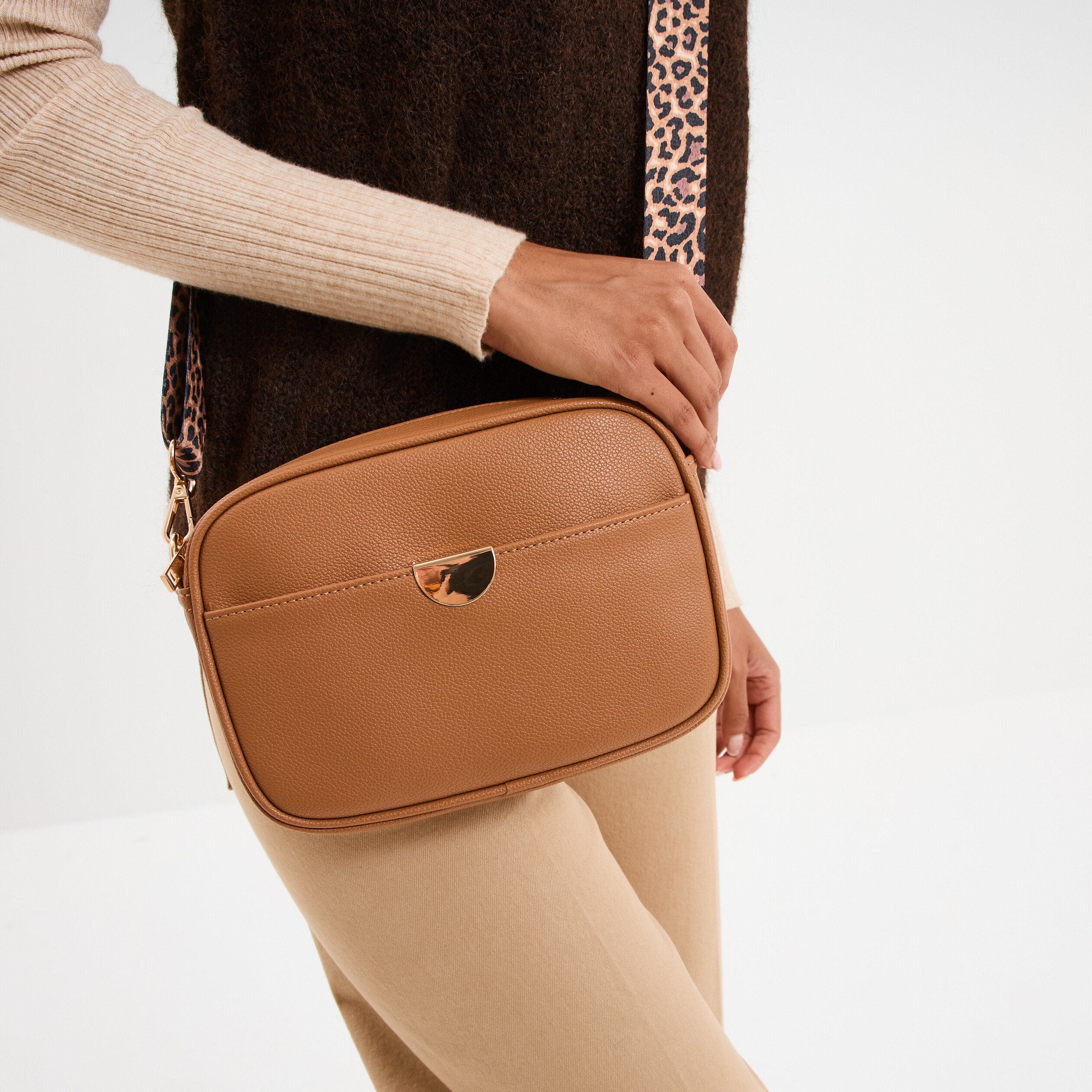 sac arrondi avec 2 bandoulieres marron clair femme Sac arrondi avec 2 bandoulières marron clair femme