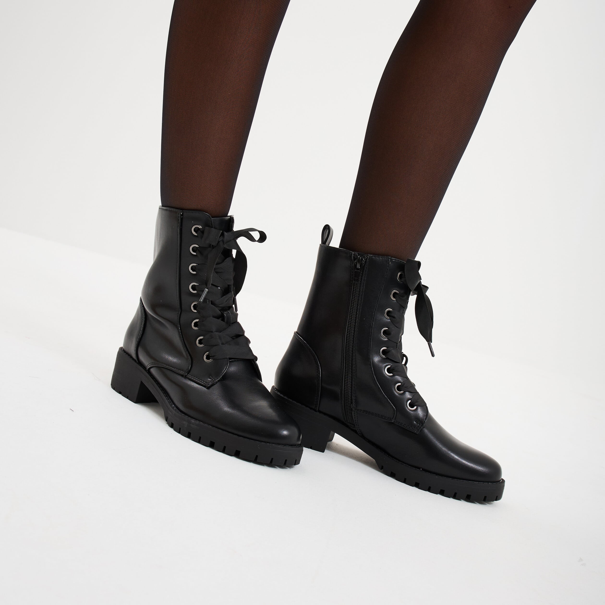 Boots avec lacets et talons noir femme