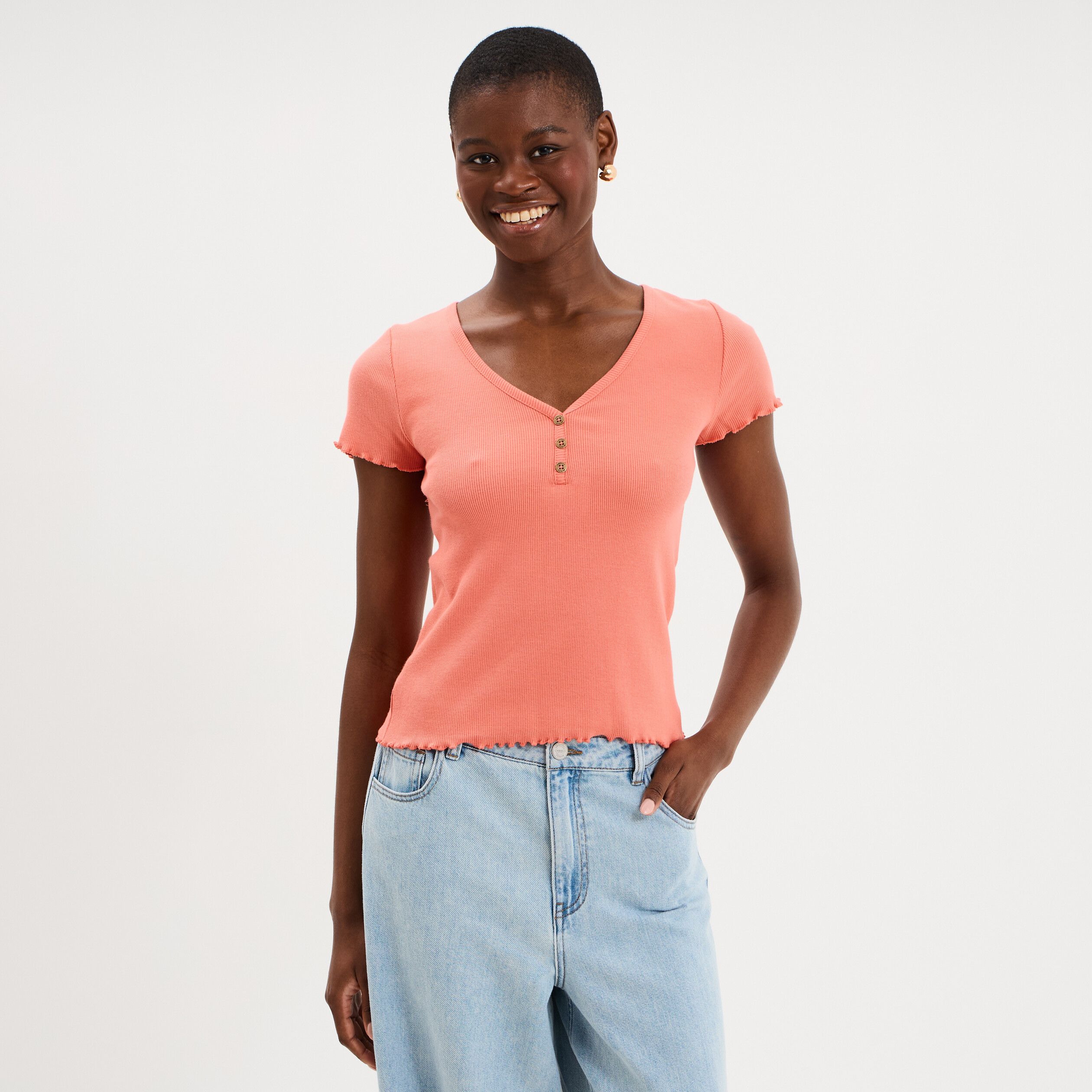 T-shirt ajust&eacute; col en V avec boutons vieux rose femme