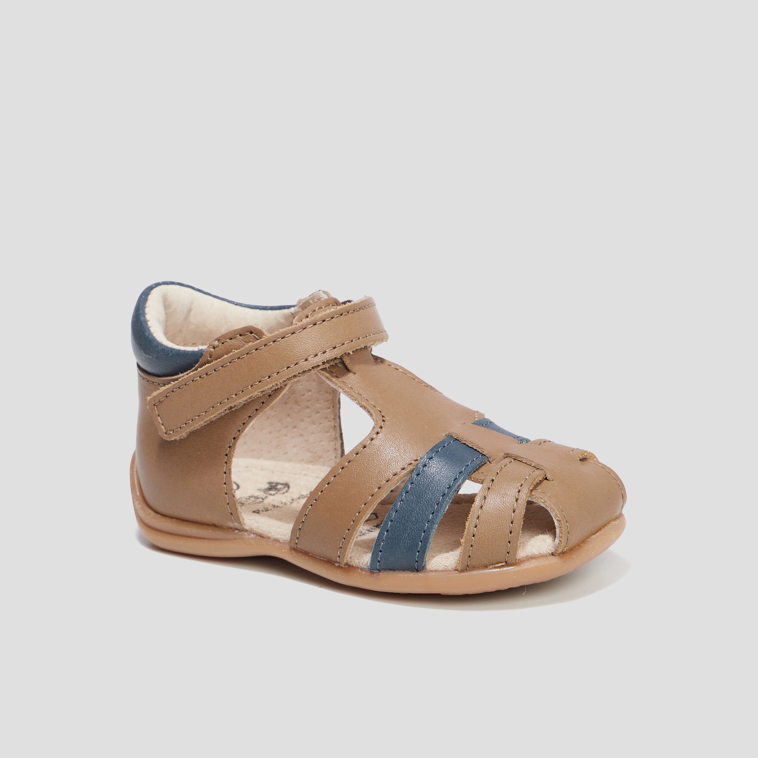 Sandales plates &agrave; scratchs en cuir camel b&eacute;b&eacute; gar&ccedil;on