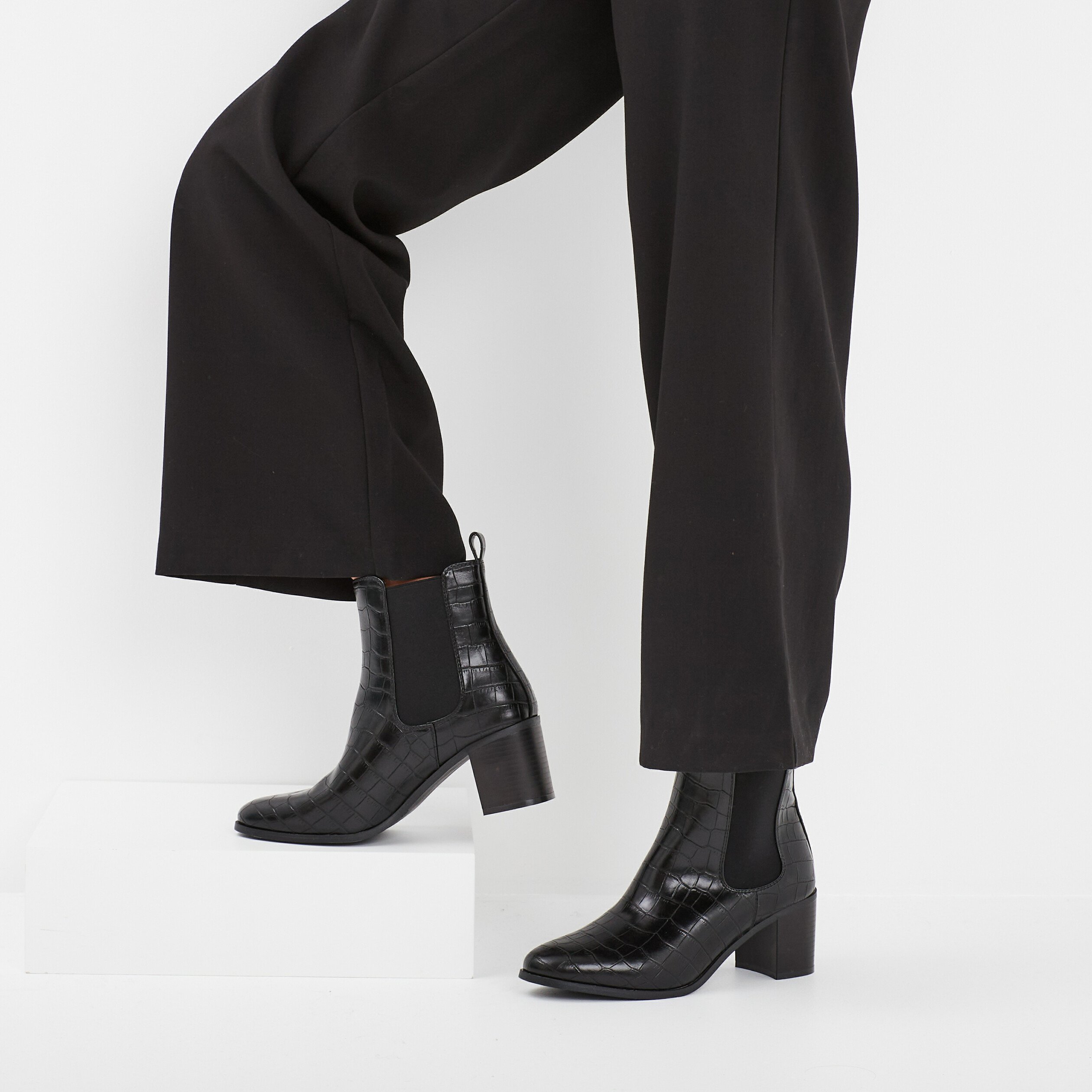 bottines a talons aspect croco noir femme Bottines à talons aspect croco noir femme