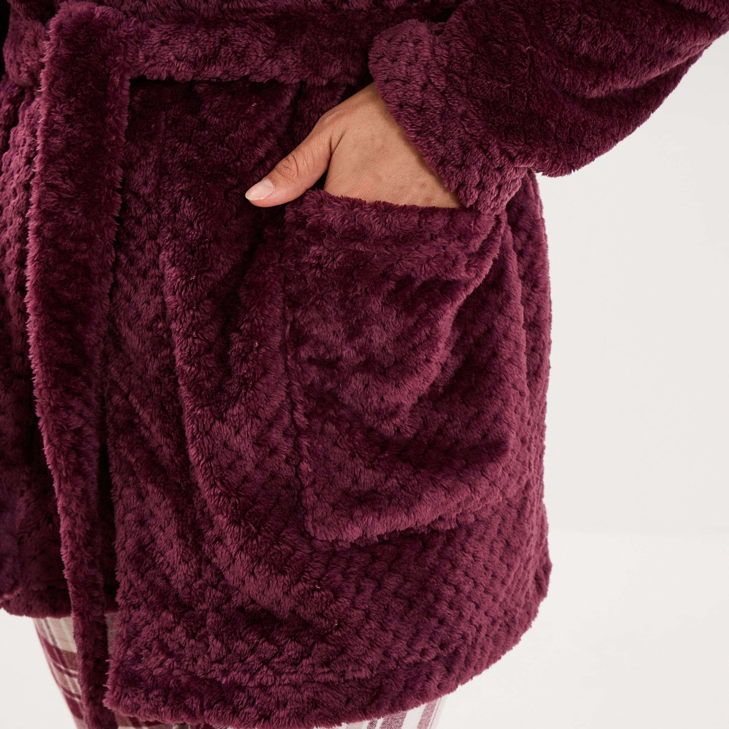 Peignoir mi-long effet polaire ceintur&eacute; prune femme