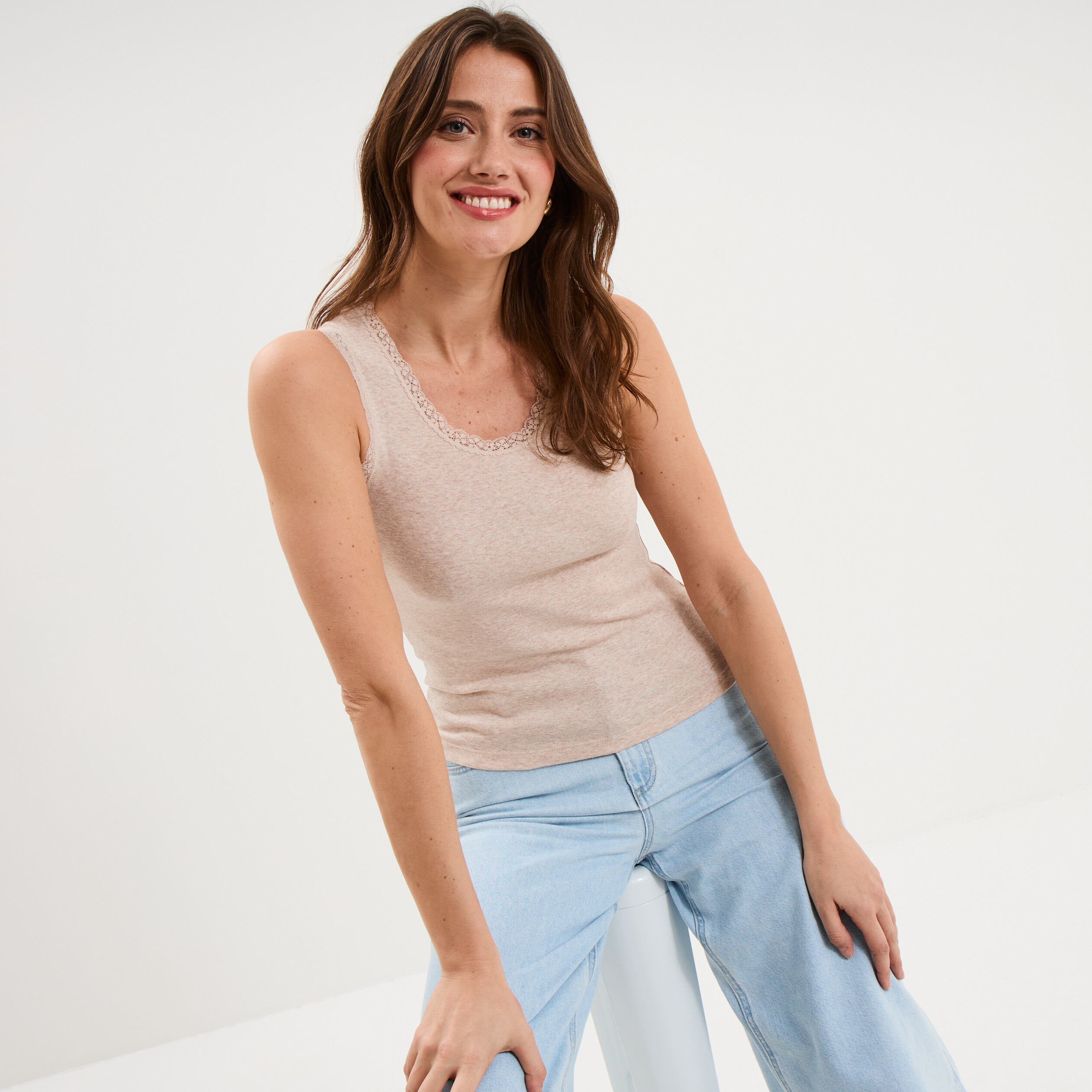 D&eacute;bardeur coton bords dentelle beige femme