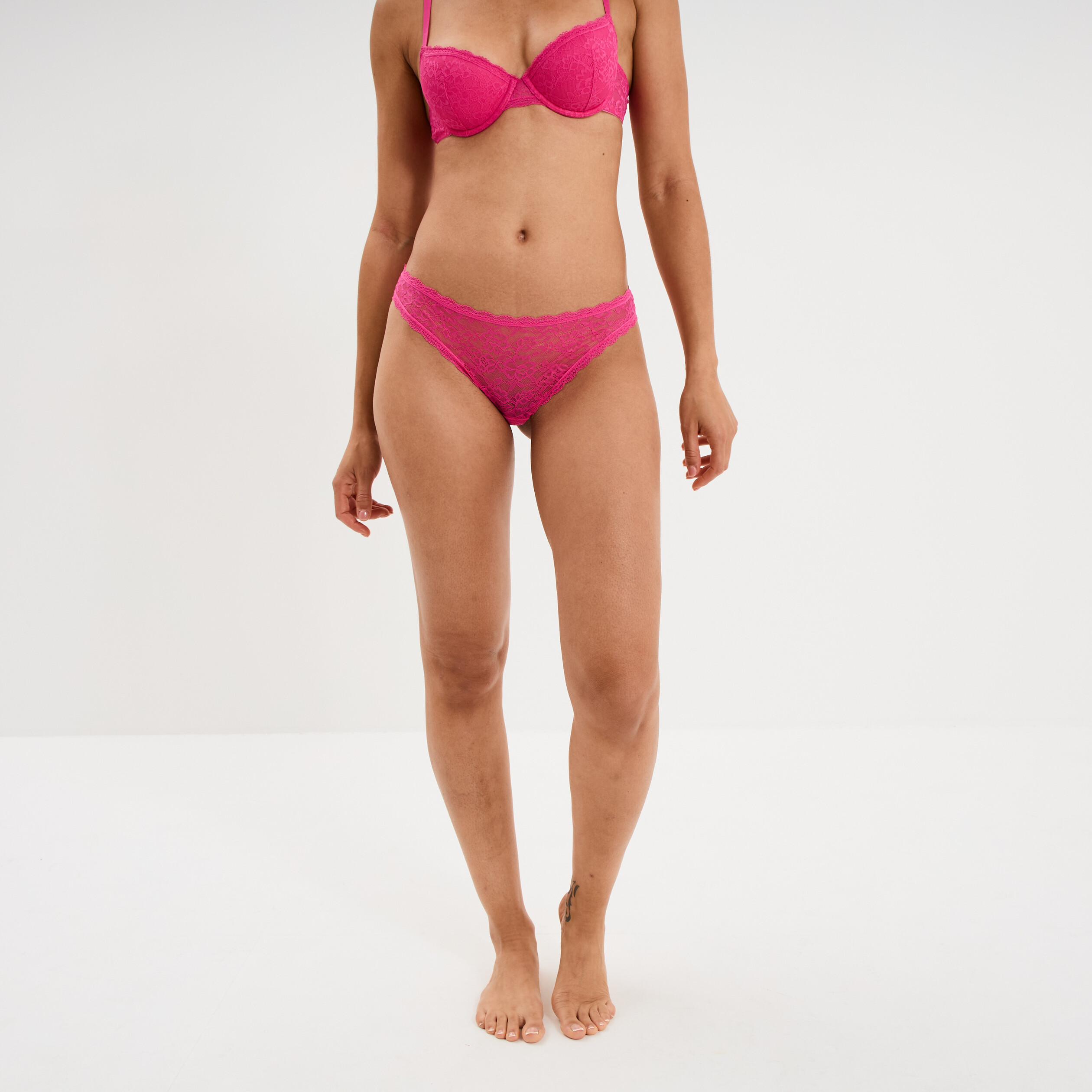 Tanga en dentelle doublure coton rose fushia femme