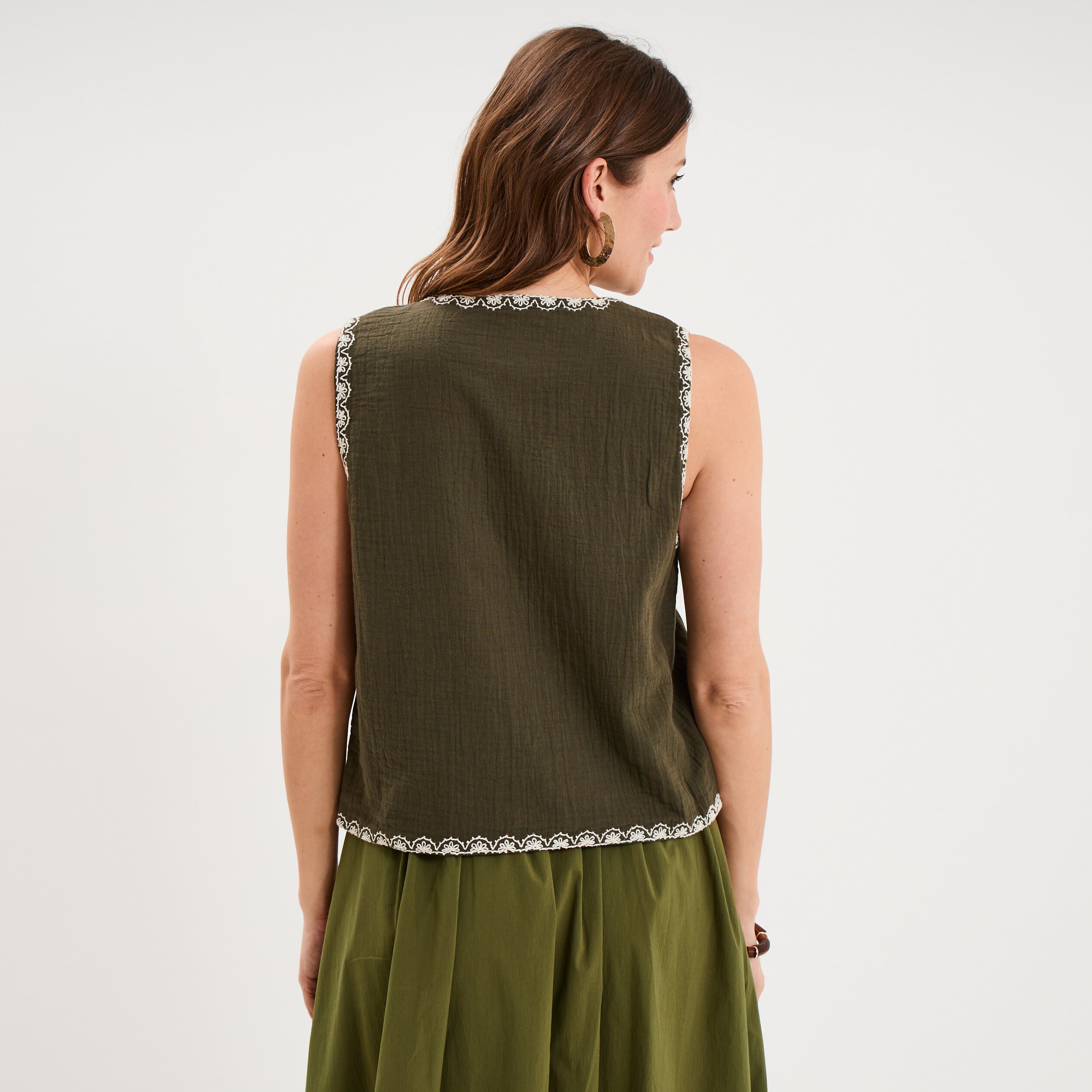 Gilet sans manches brod&eacute; gaze de coton vert kaki femme