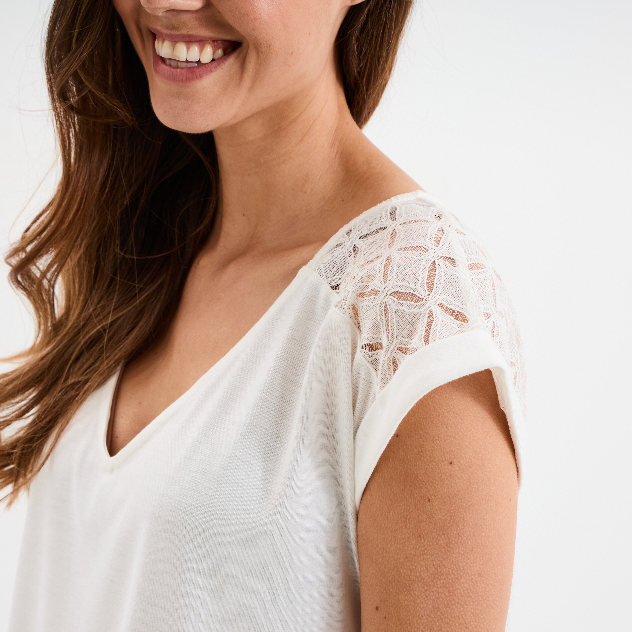 t shirt col en v dentelle epaules et dos blanc femme T-shirt col en V dentelle épaules et dos blanc femme