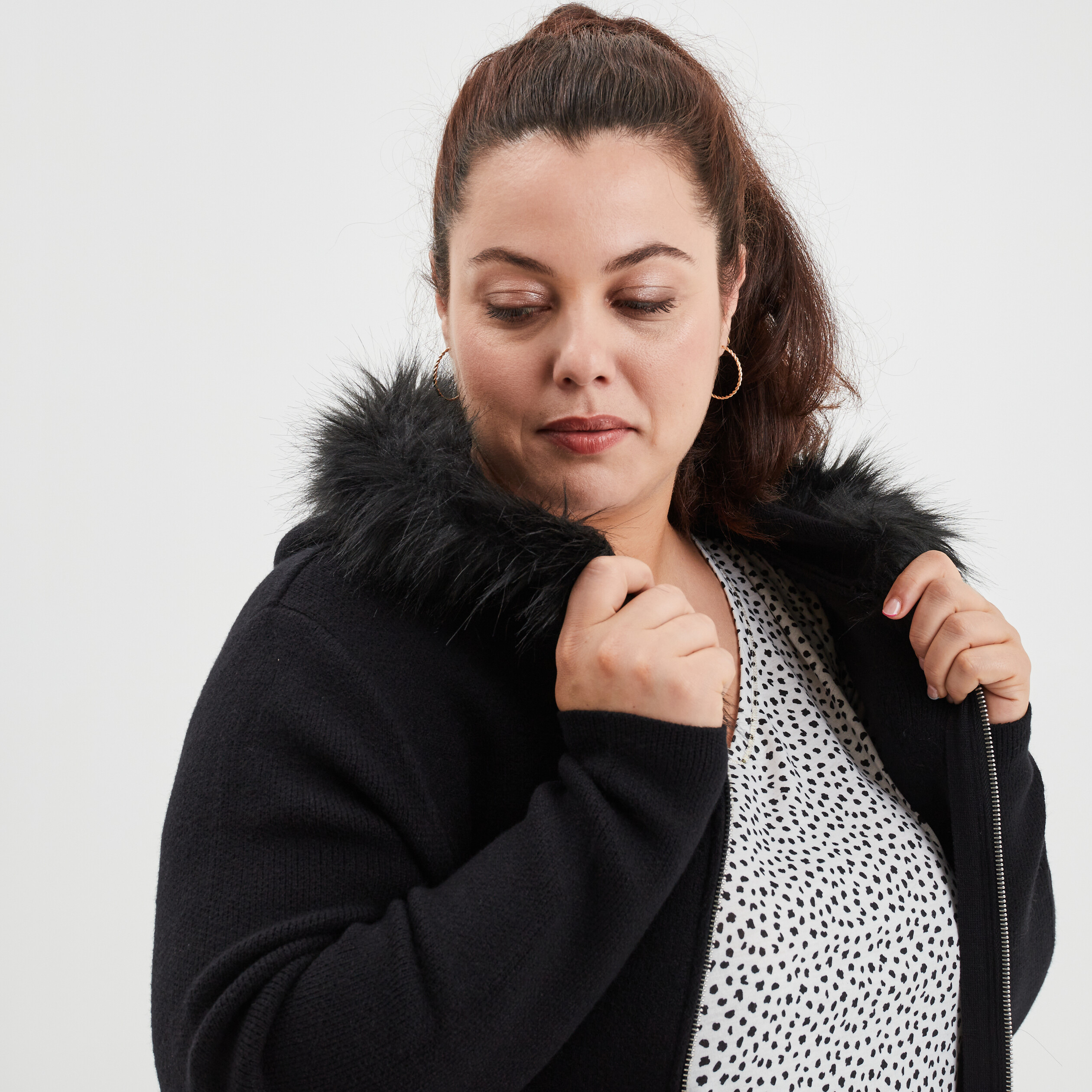 gilet long capuche et fausse fourrure noir femmegt Gilet long capuche et fausse fourrure noir femme grande taille