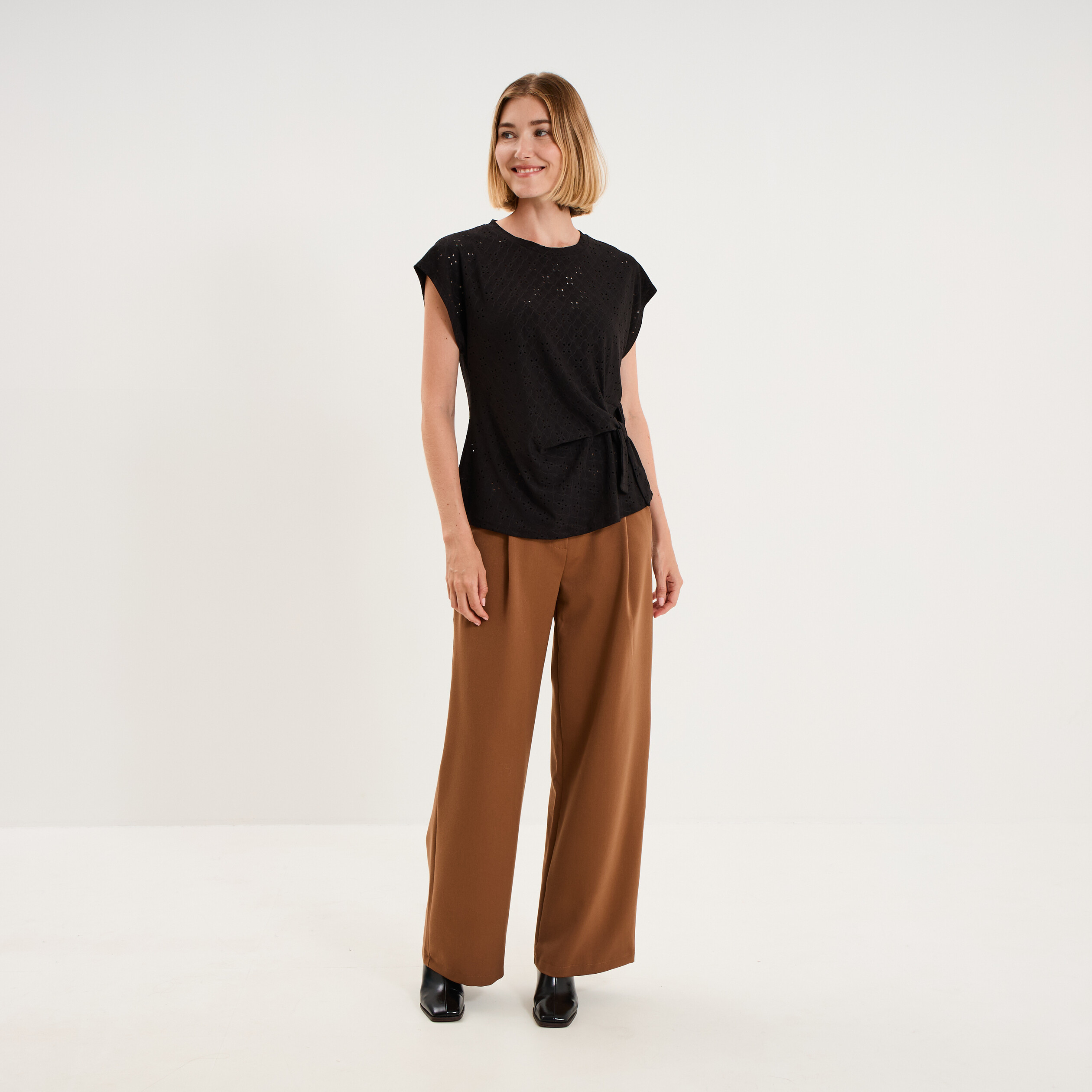Top broderie anglaise nou&eacute; &agrave; la taille noir femme