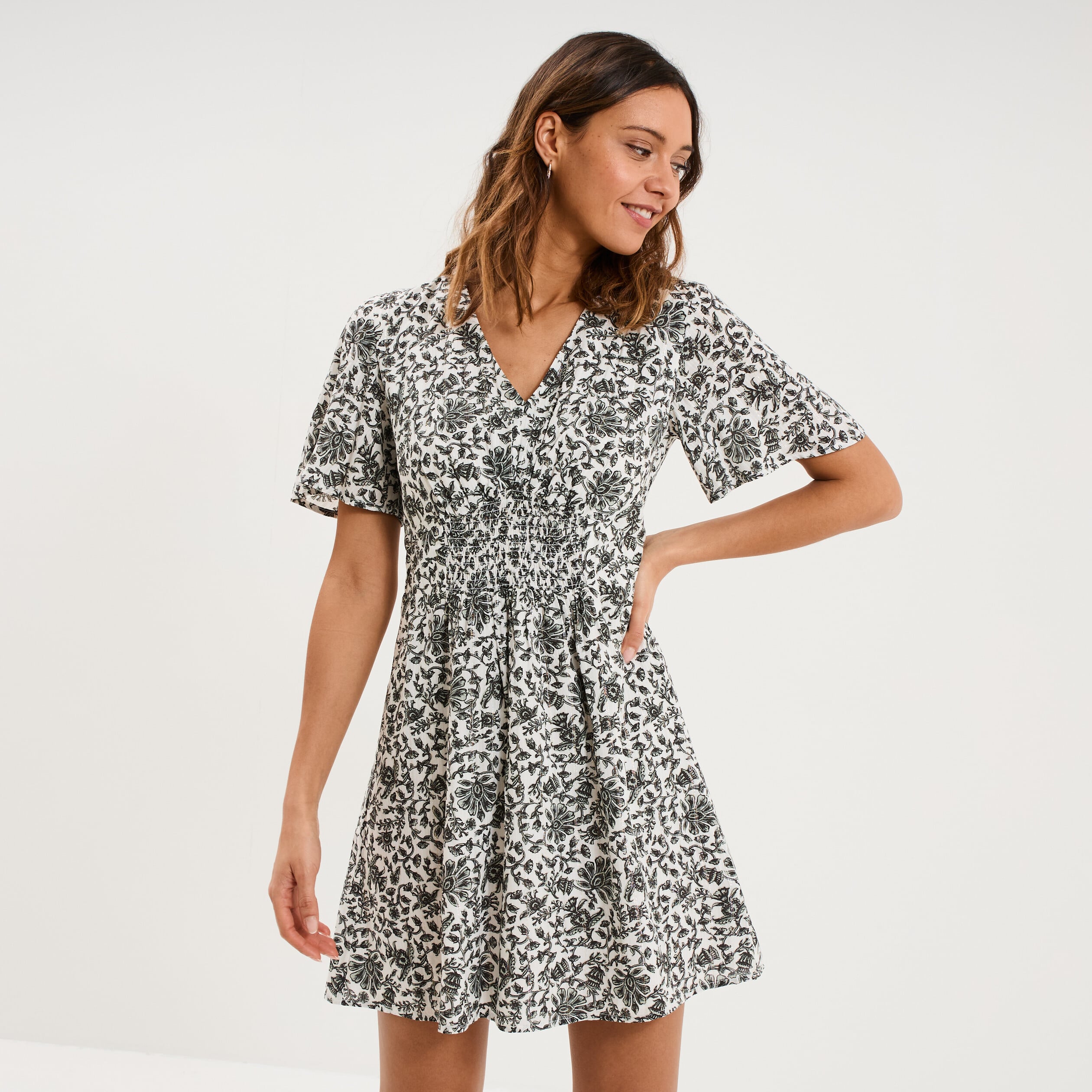 Robe courte col en V taille smock&eacute;e ecru femme