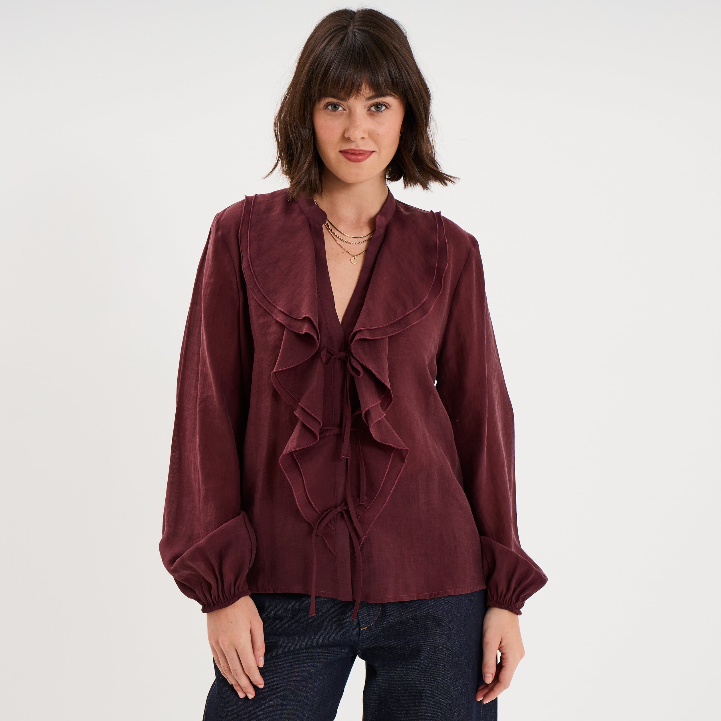 Blouse fluide nou&eacute;e col en V &agrave; volants violet fonc&eacute; femme