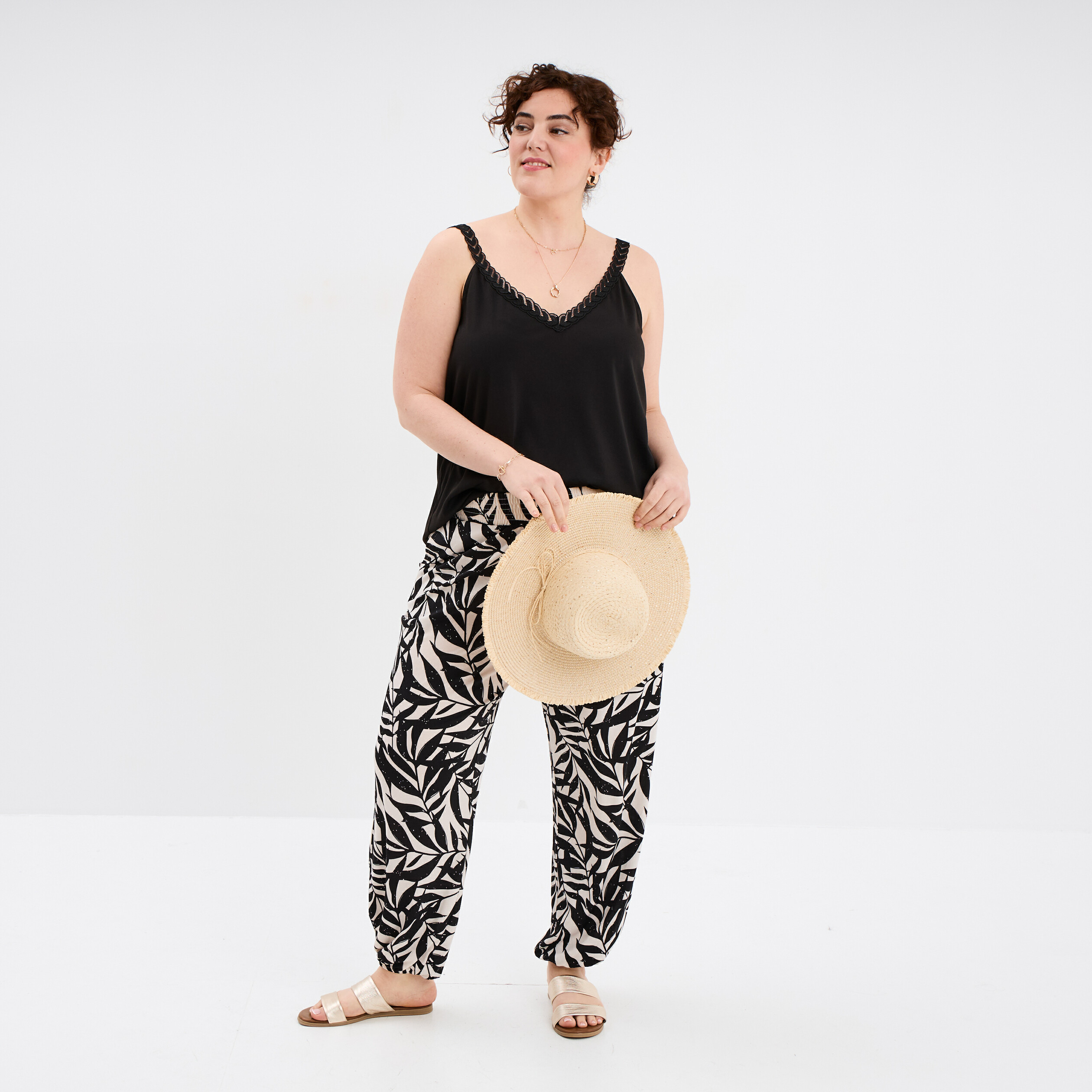 debardeur col v bretelle macramee noir femmegt Débardeur col V bretelle macramée noir femme grande taille