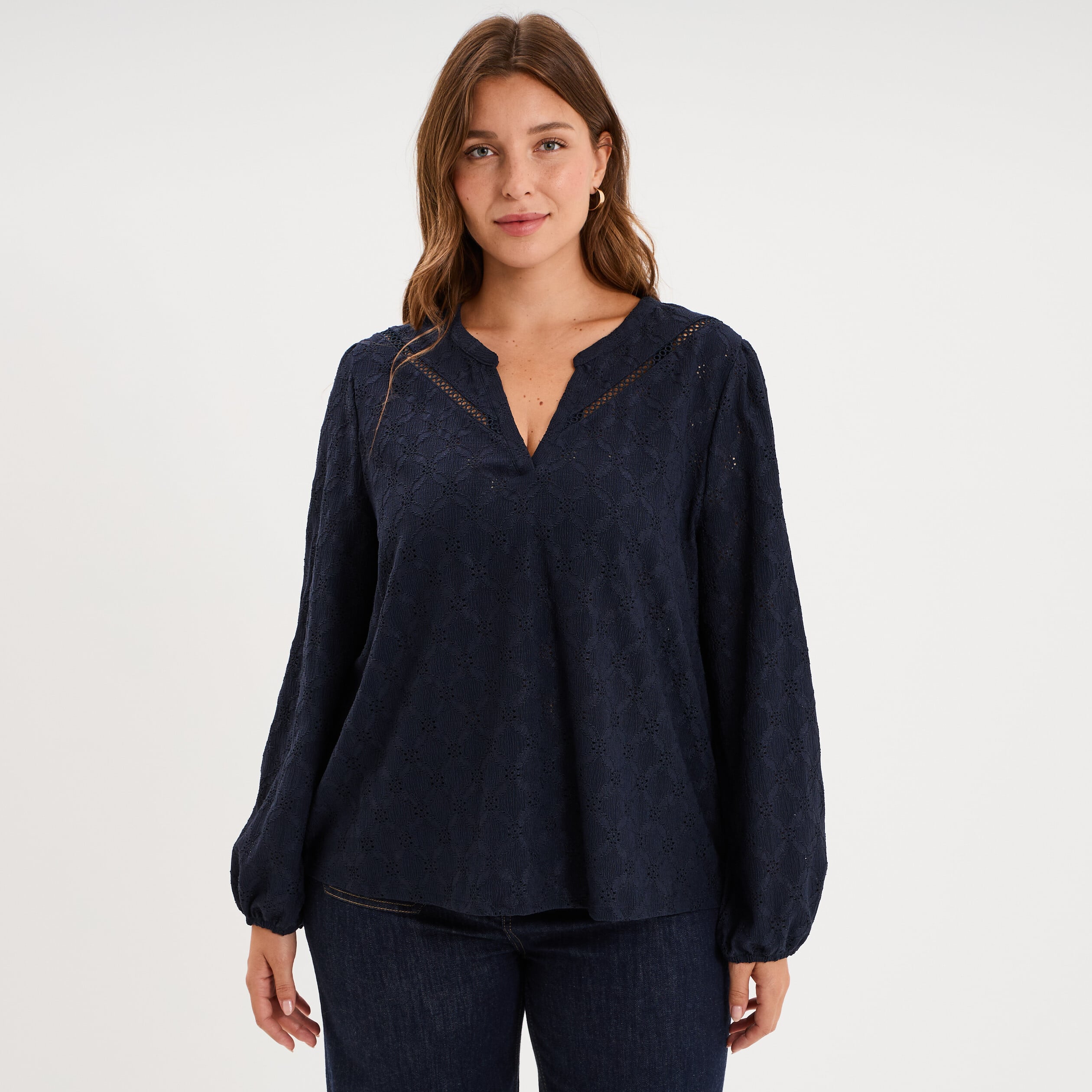 Blouse ajour&eacute;e manches 3/4 col tunisien bleu fonc&eacute; femme grande taille