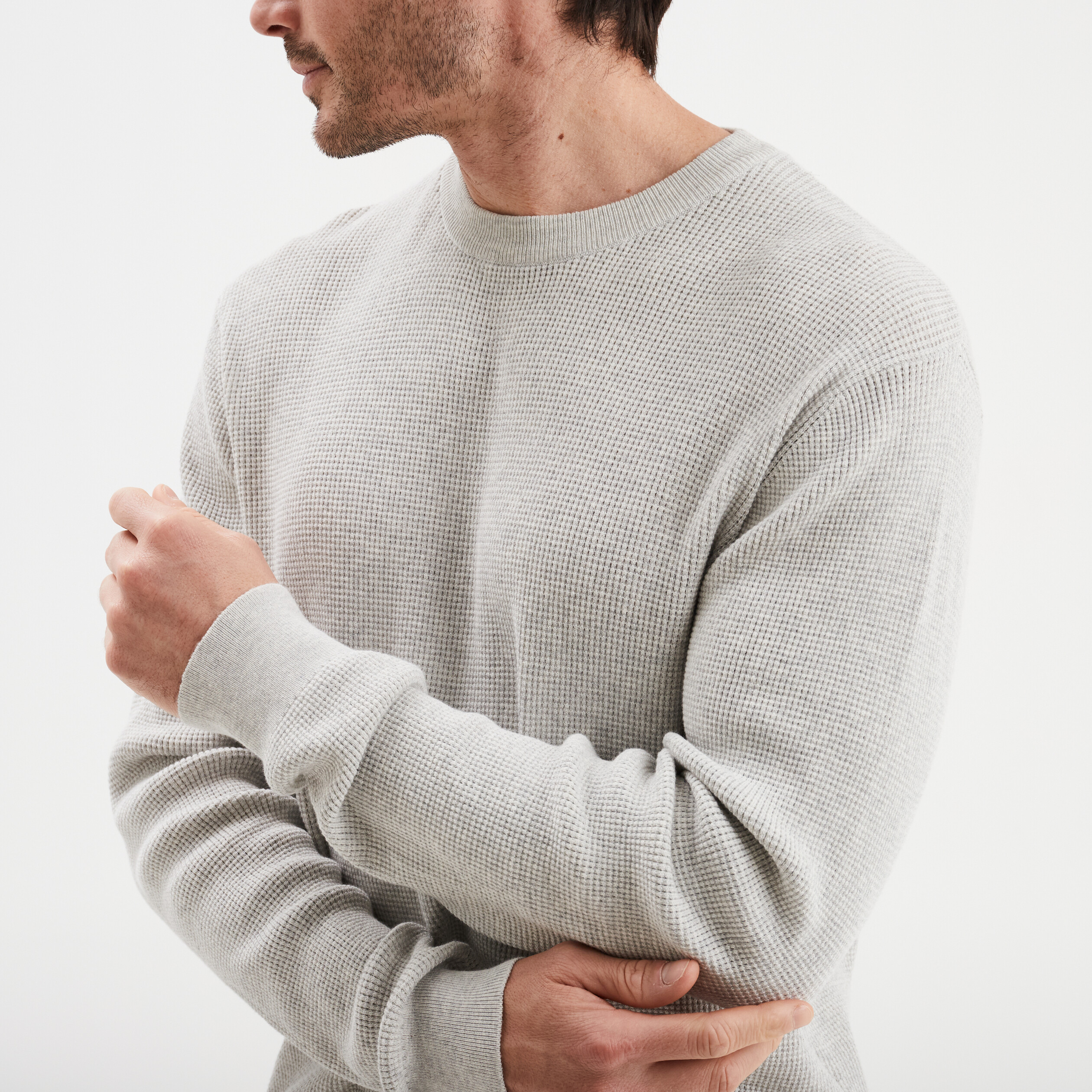 Pull en maille textur&eacute;e col rond gris clair homme