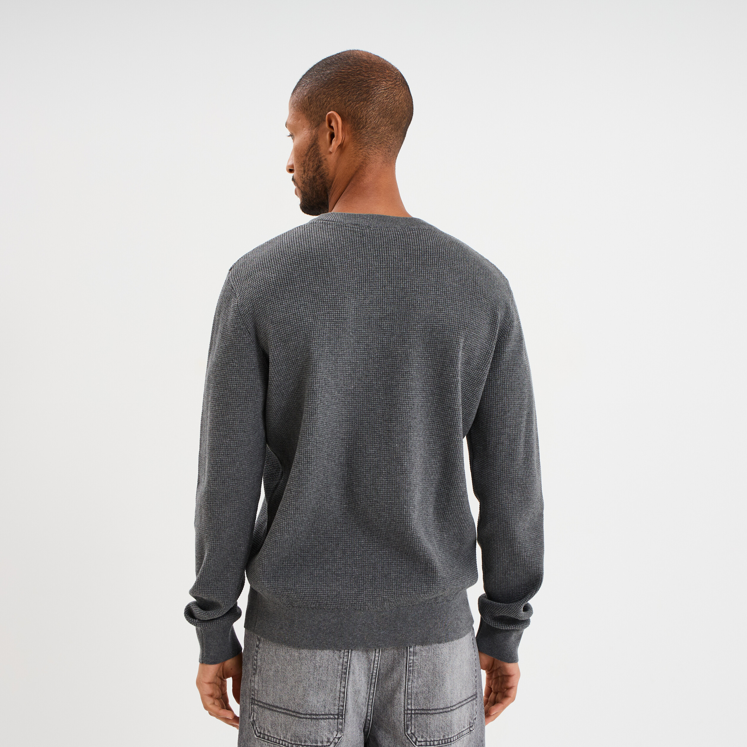 Pull en maille textur&eacute;e col rond gris fonc&eacute; homme
