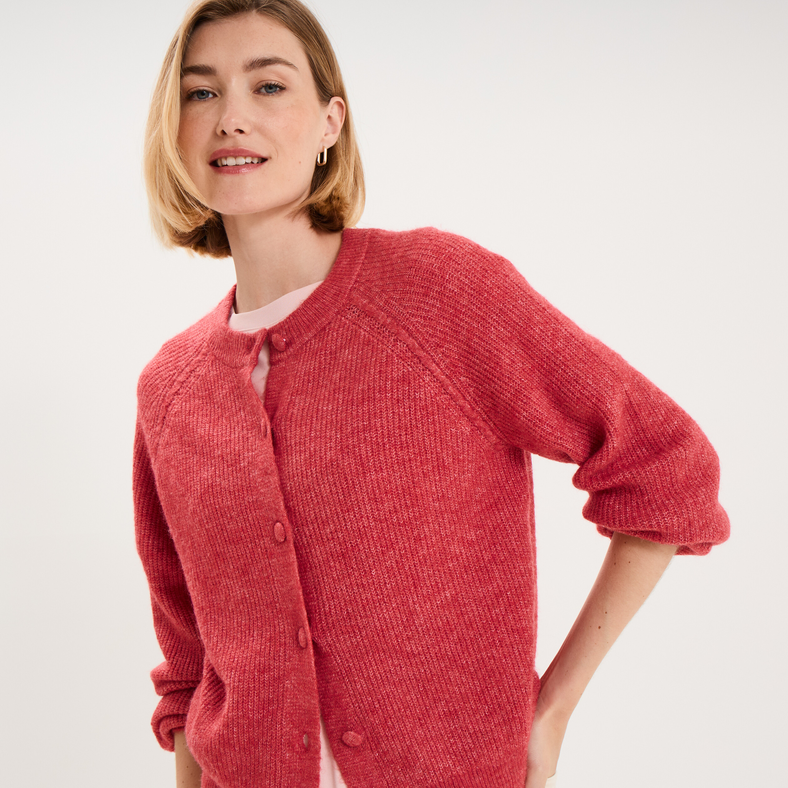 Gilet cardigan col rond boutonn&eacute; rose cerise femme
