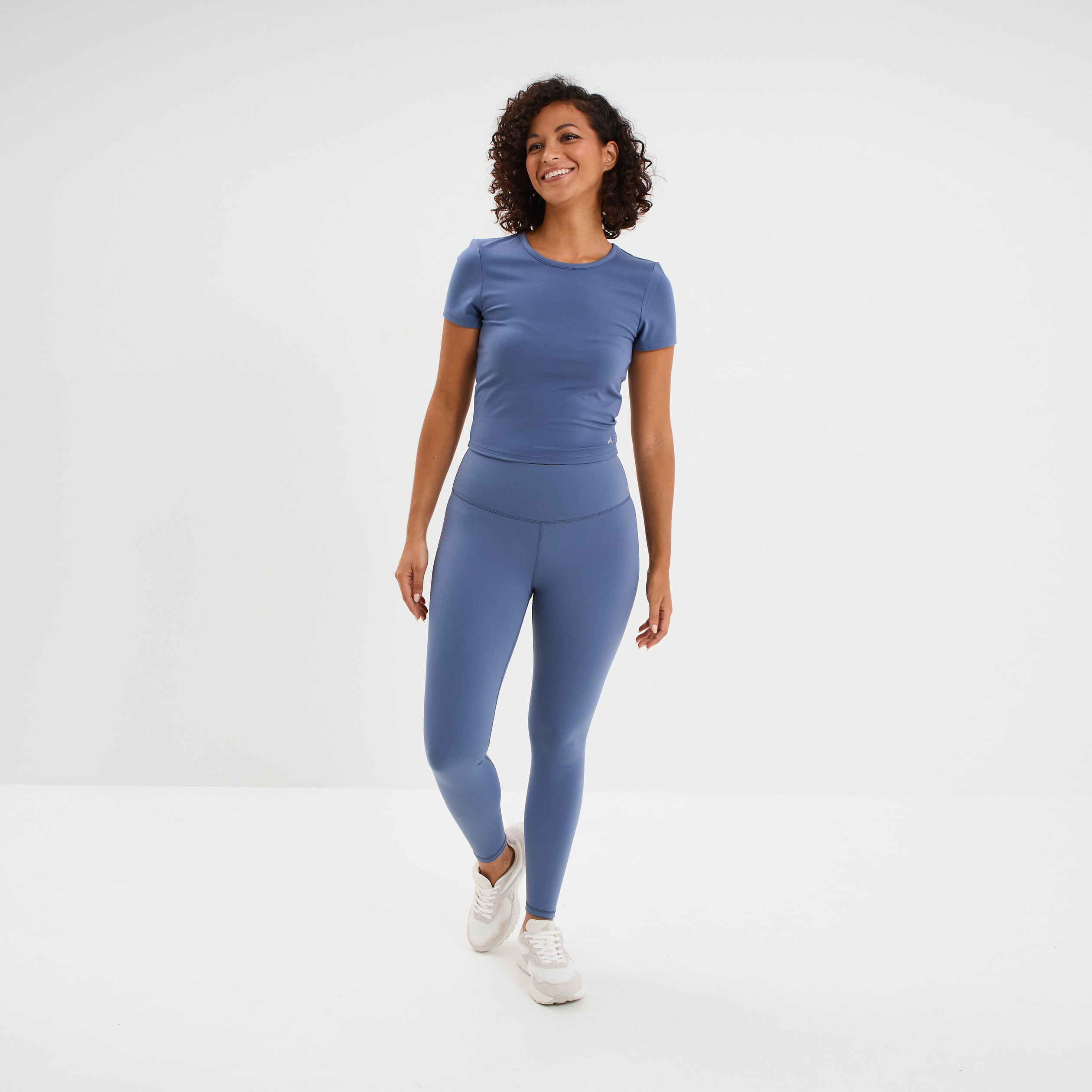 T-shirt de sport court ajust&eacute; bleu fonc&eacute; femme