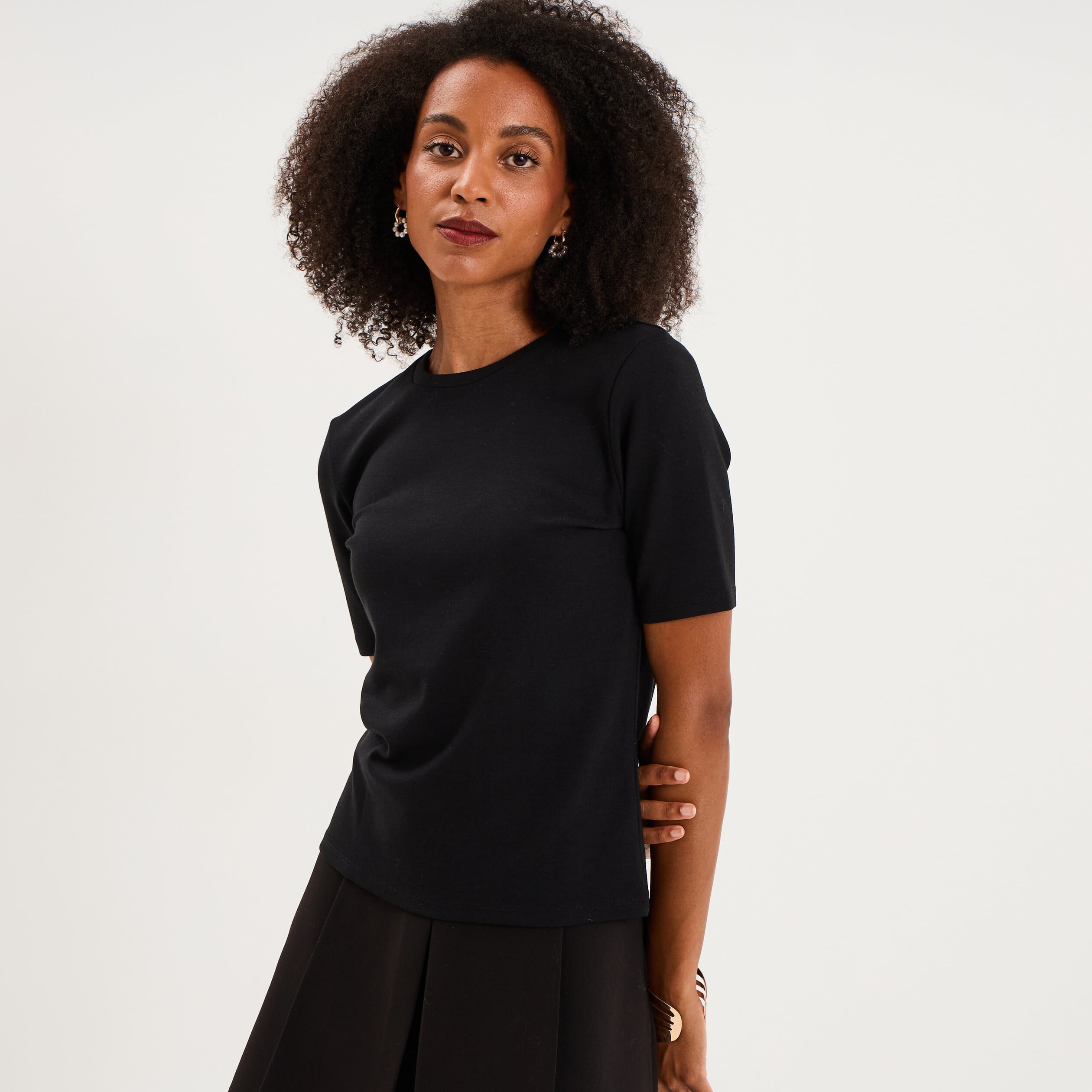 T-shirt col rond manches courtes ajust&eacute; noir femme