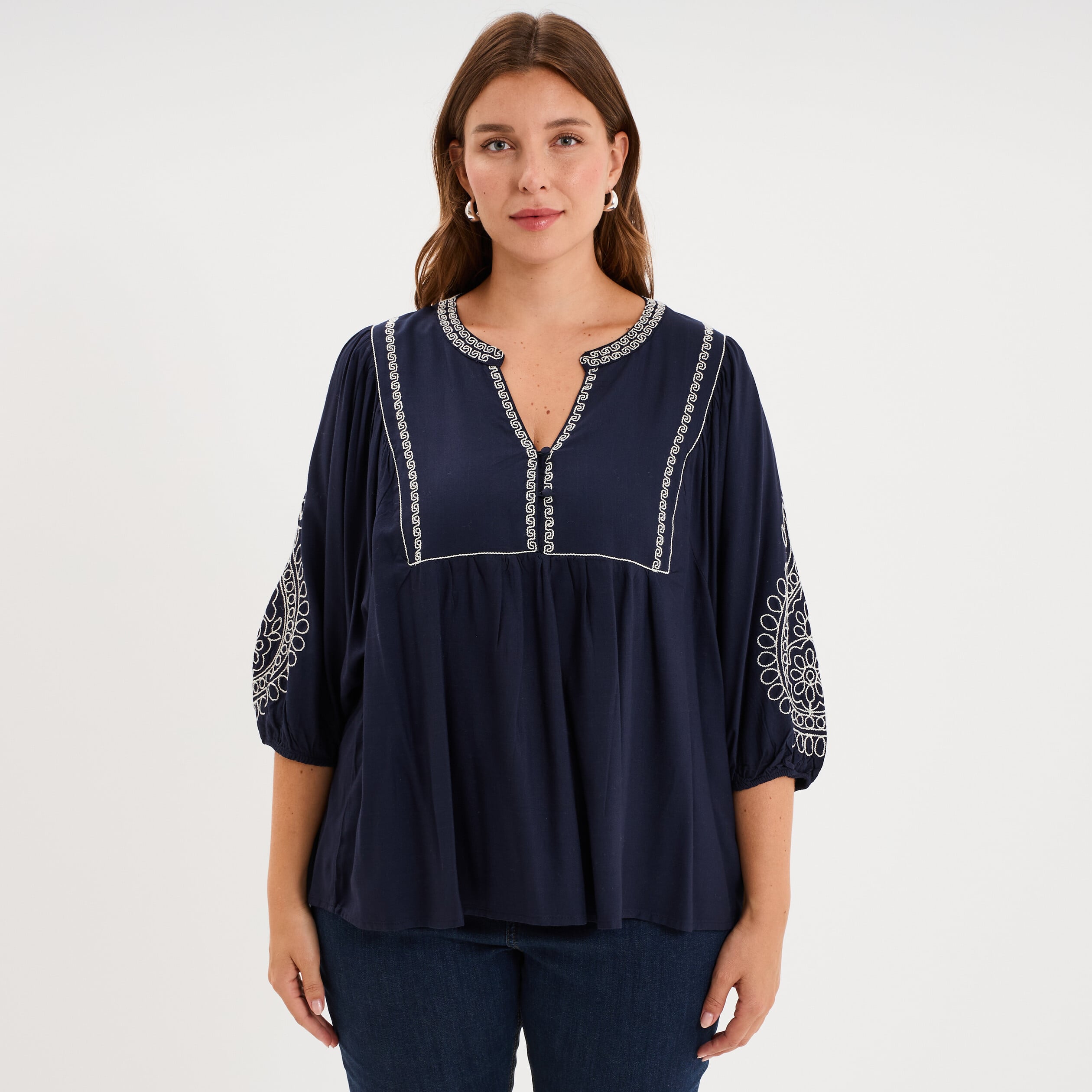 Blouse brod&eacute;e manches 3/4 col tunisien bleu fonc&eacute; femme grande taille