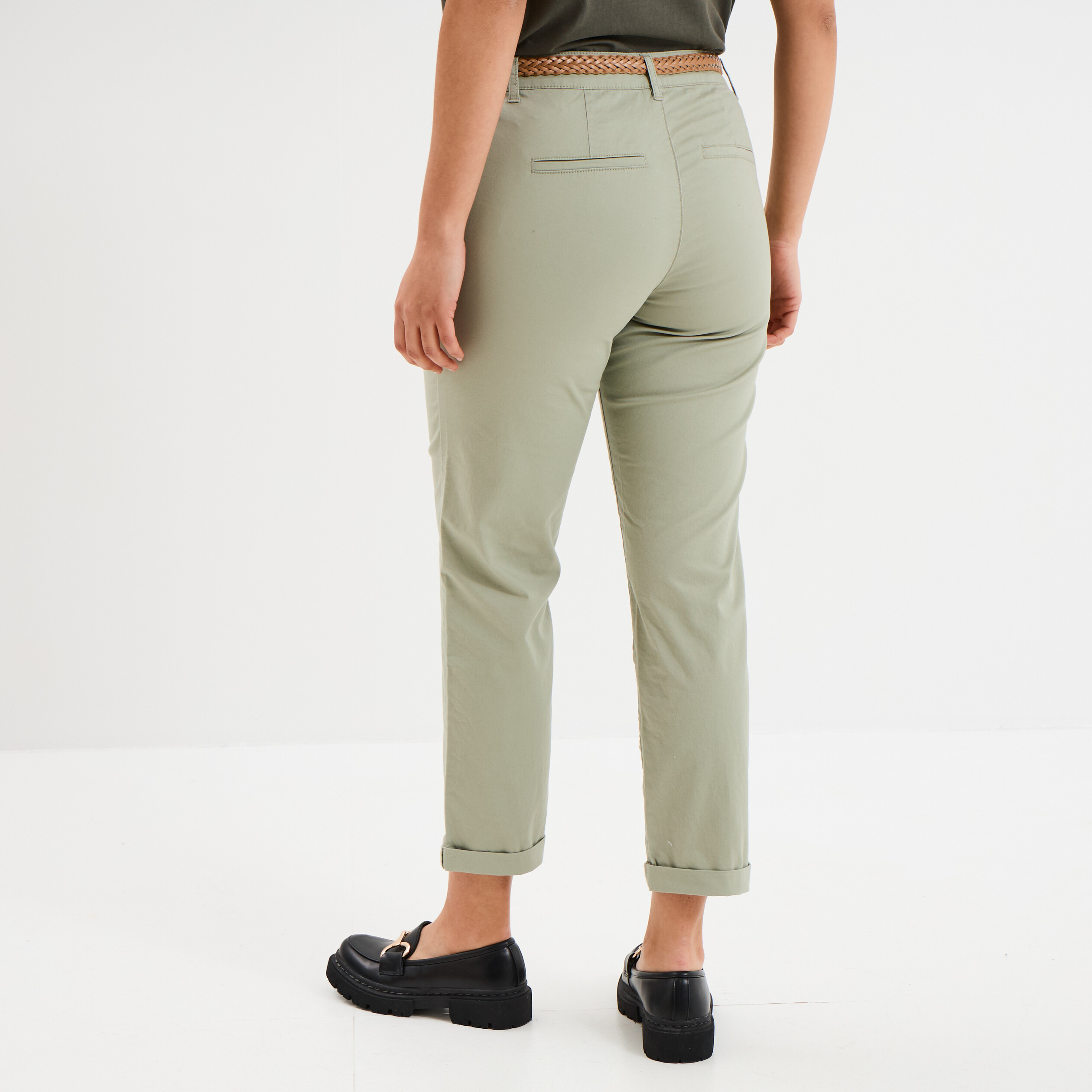 Pantalon chino 7/8&egrave;me ceinture tress&eacute;e vert kaki femme