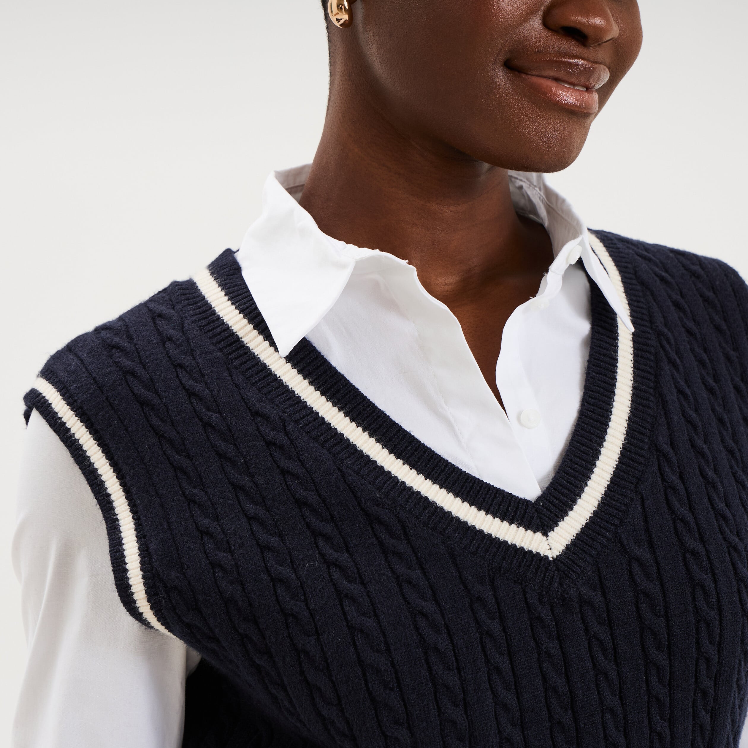 Pull sans manches col en V torsades bleu marine femme