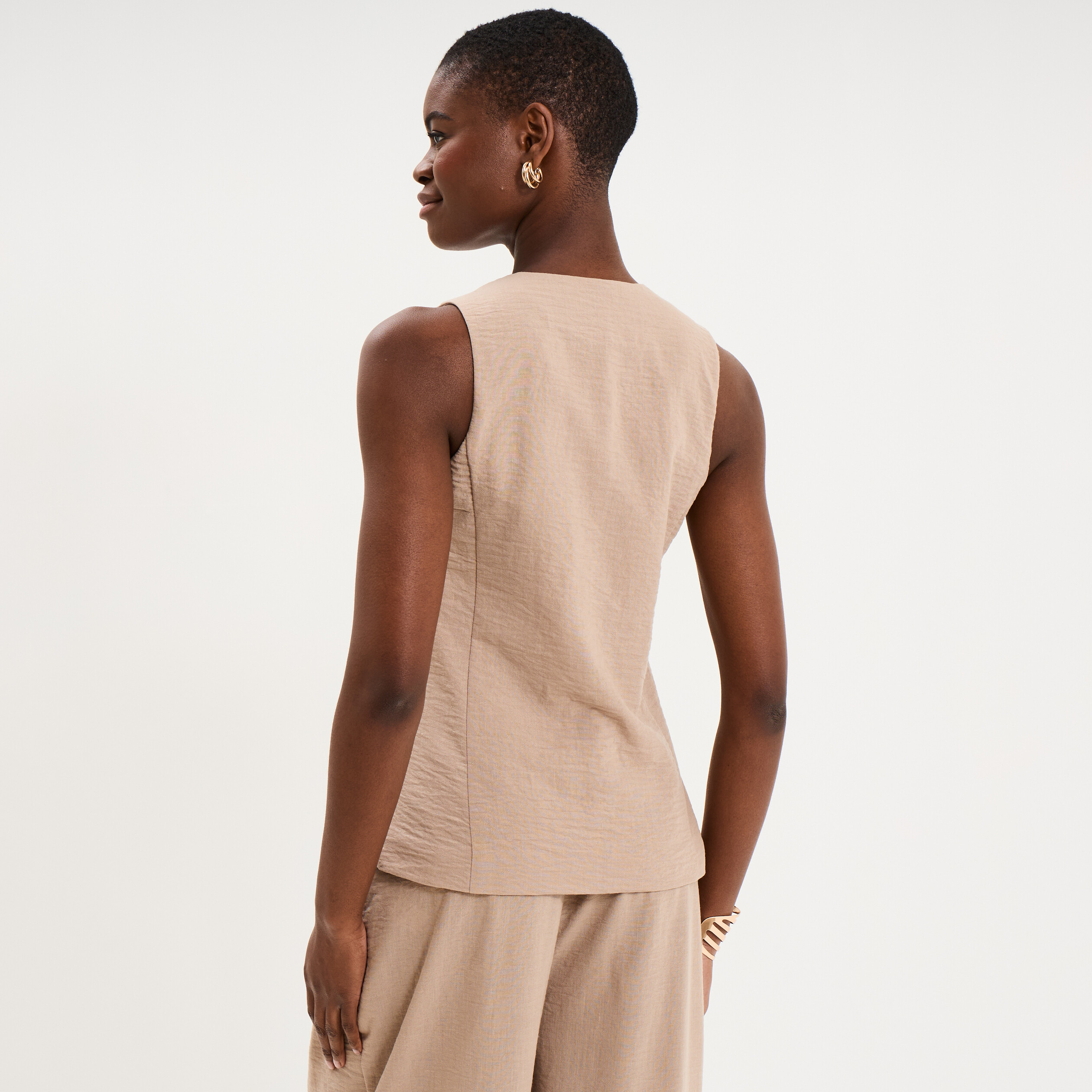 Veste sans manches ajust&eacute;e boutonn&eacute;e marron femme
