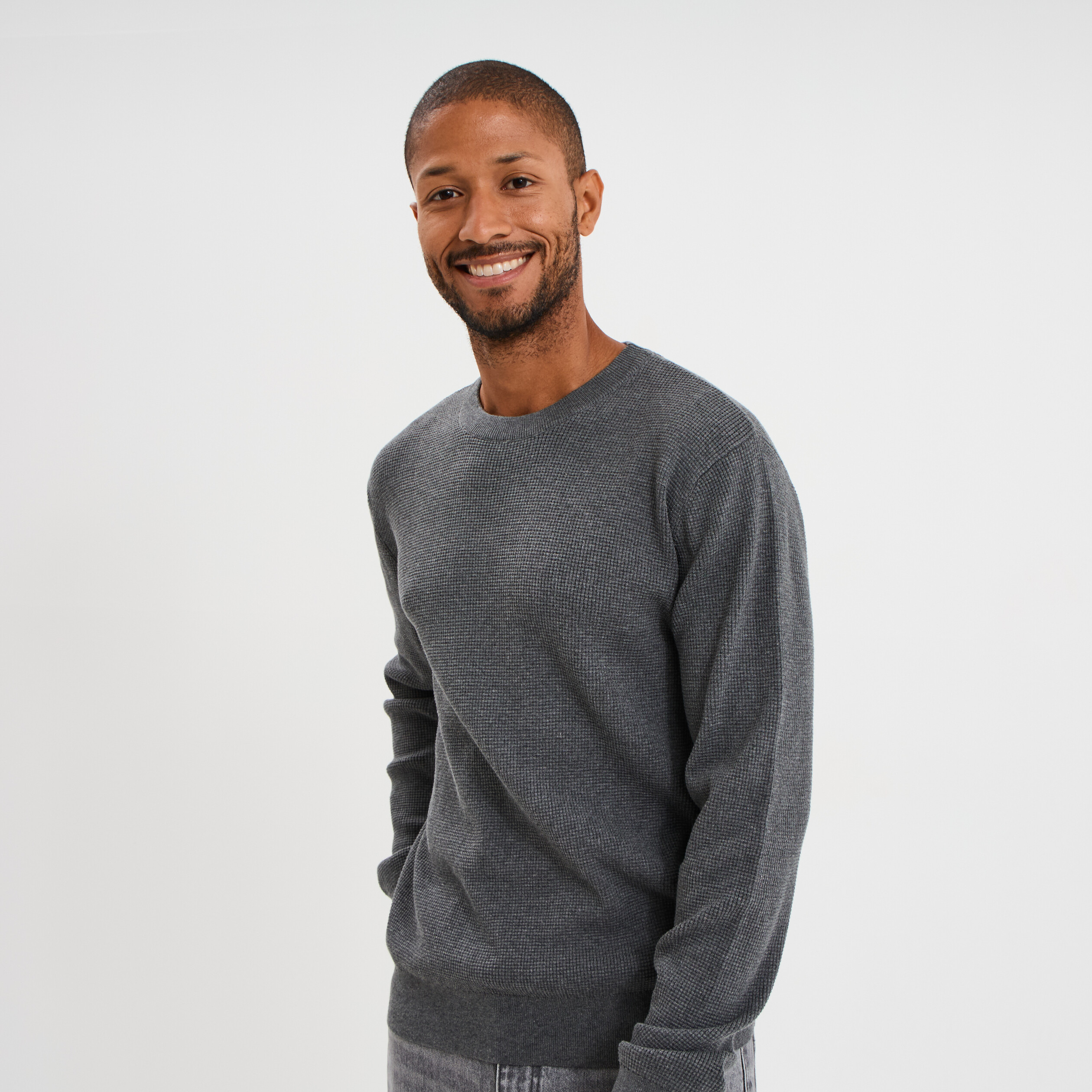 Pull en maille textur&eacute;e col rond gris fonc&eacute; homme