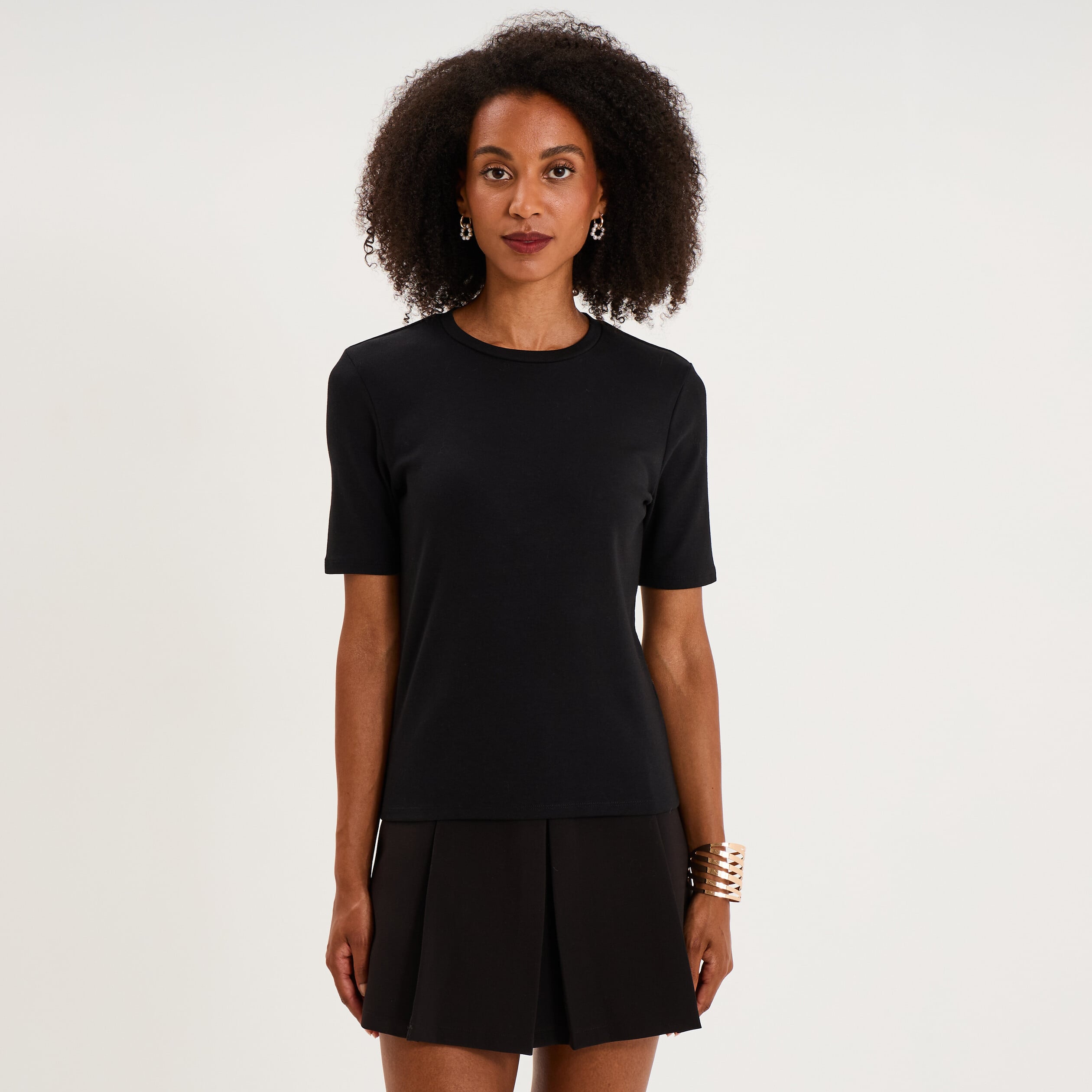 T-shirt col rond manches courtes ajust&eacute; noir femme