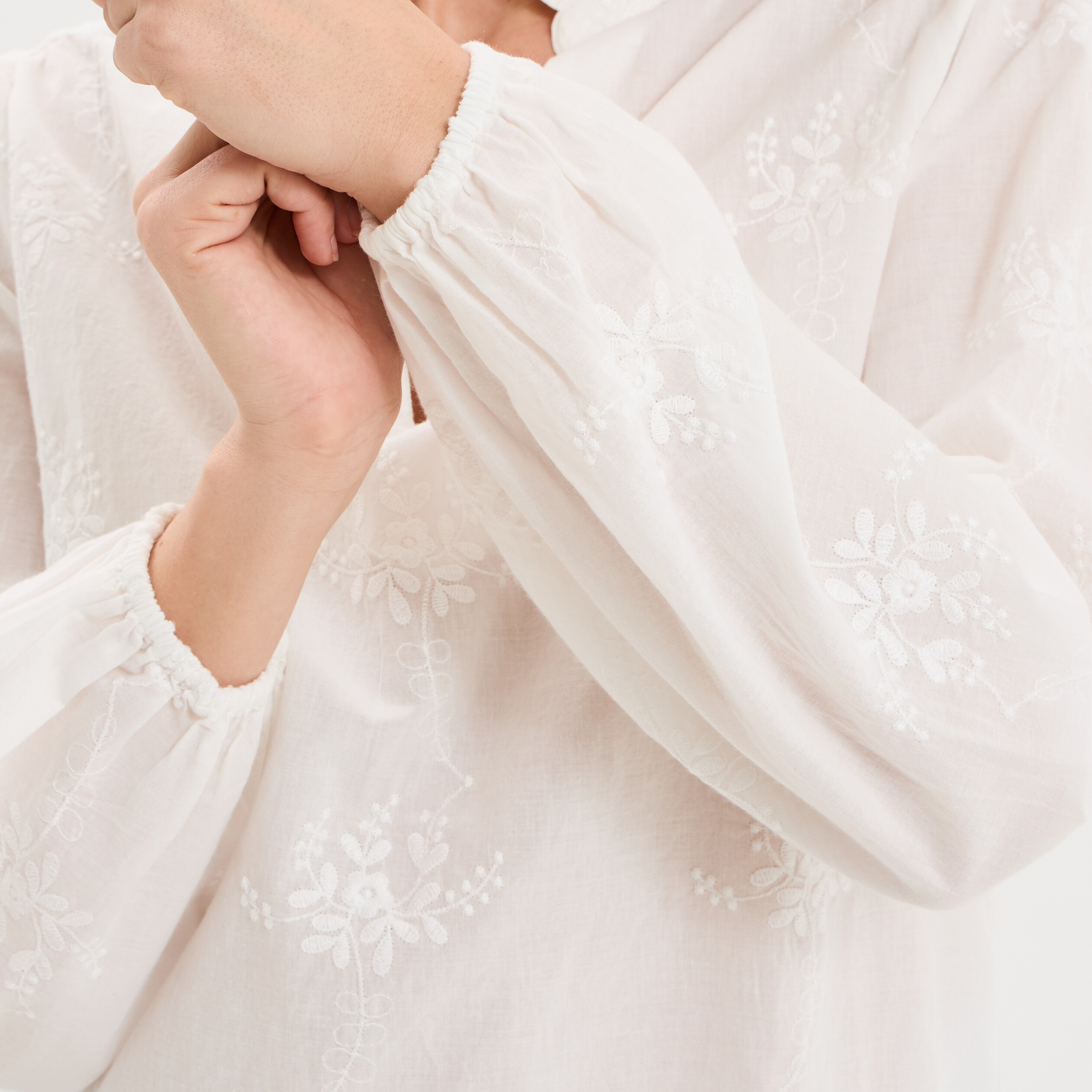 Blouse brod&eacute;e manches longues coton blanc femme