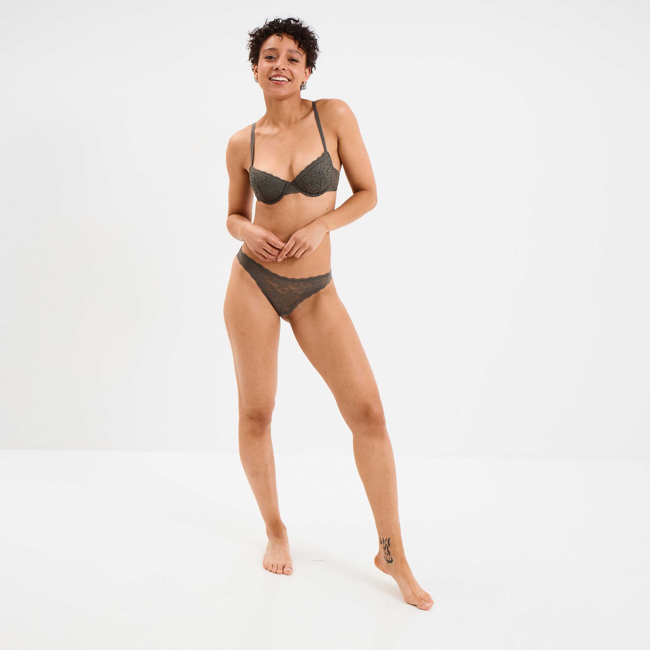 Tanga en dentelle doublure coton vert kaki femme