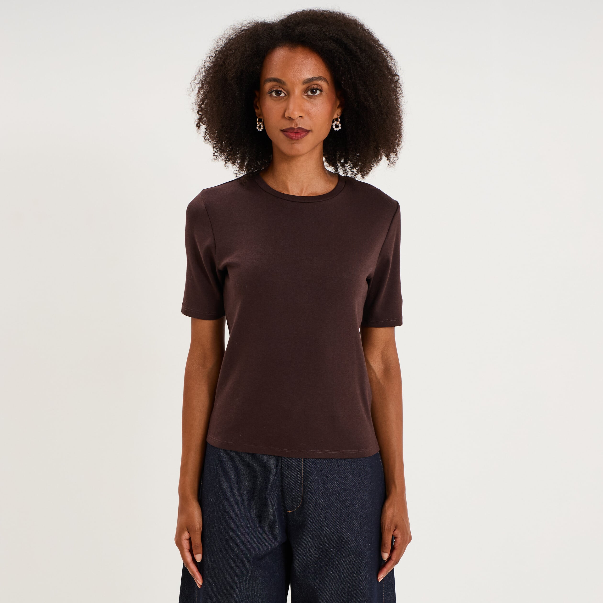 T-shirt col rond manches courtes ajust&eacute; marron fonc&eacute; femme