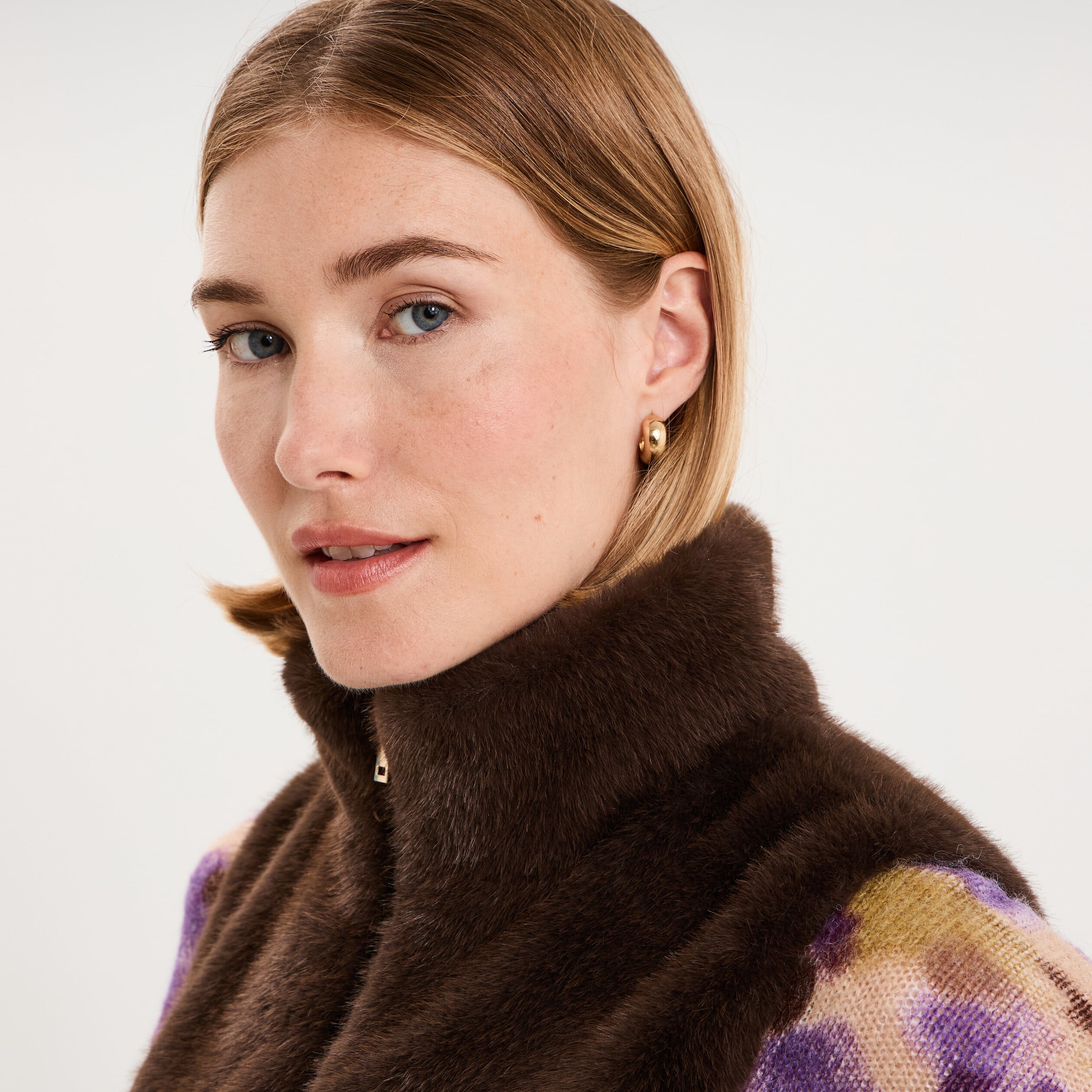 Gilet fausse fourrure col montant zipp&eacute; marron fonc&eacute; femme